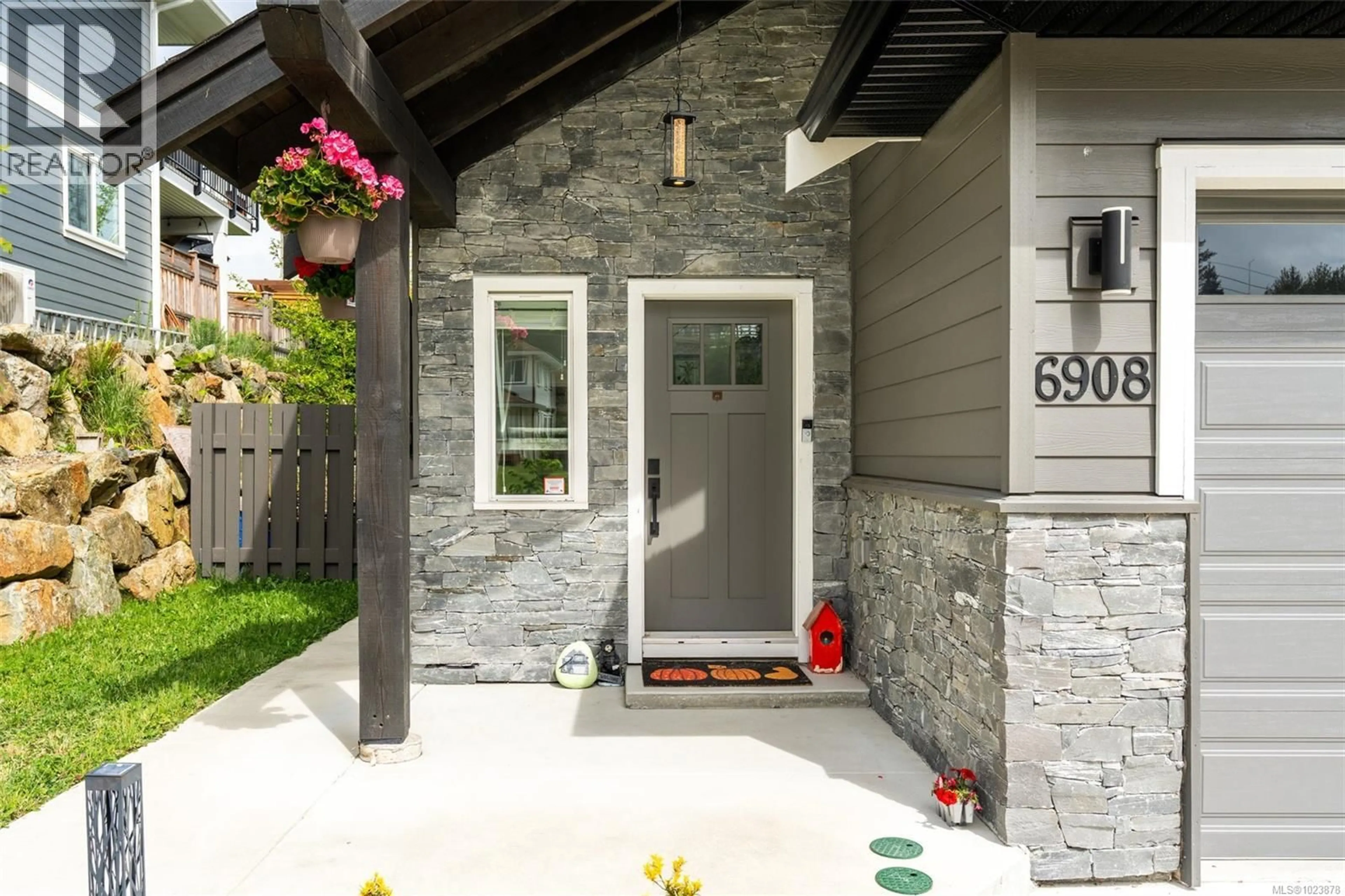 Indoor entryway for 6908 BLANCHARD ROAD, Sooke British Columbia V9Z1P2