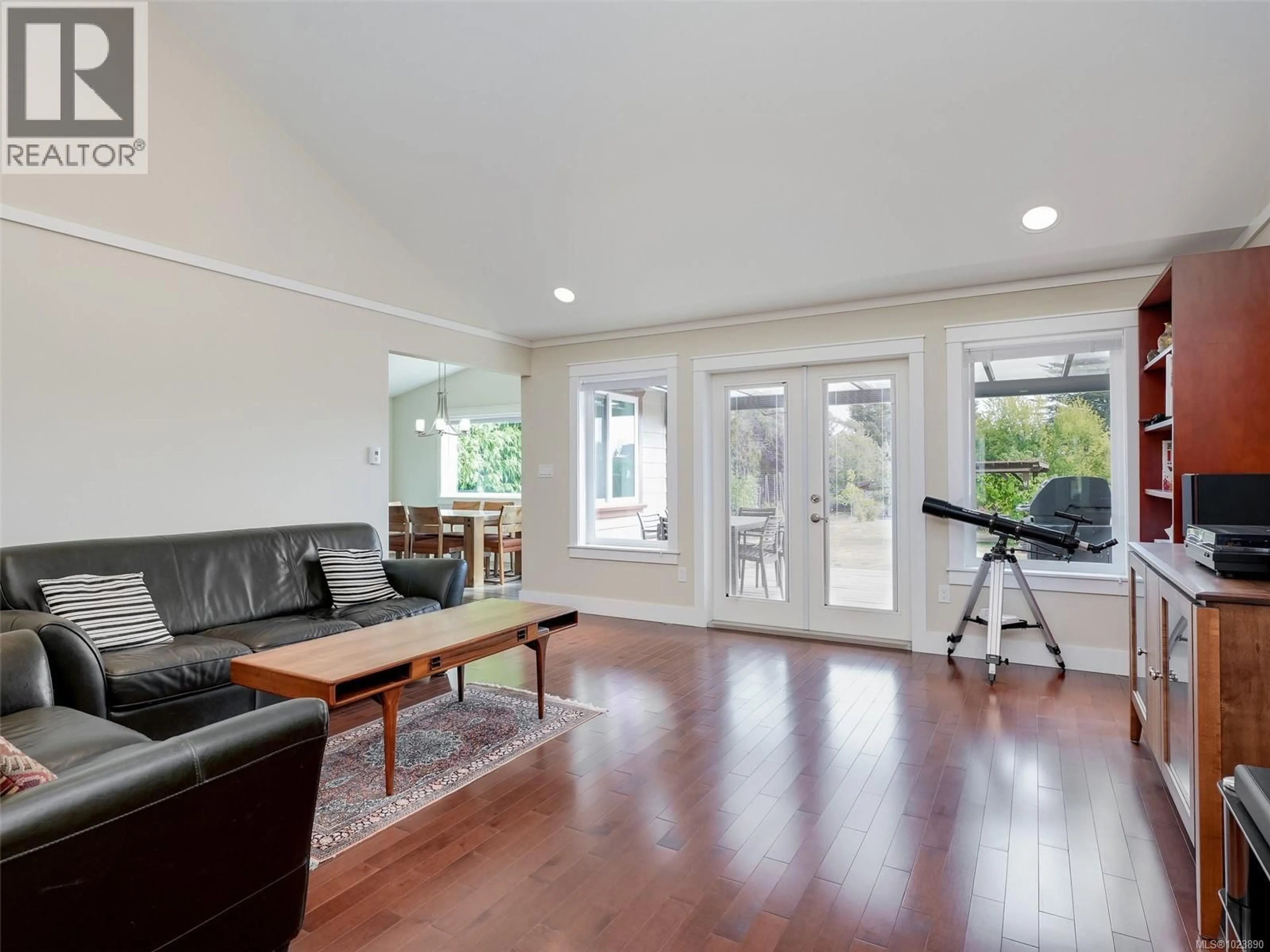 Living room with furniture, wood/laminate floor for 9173 BASSWOOD ROAD, North Saanich British Columbia V8L3W8