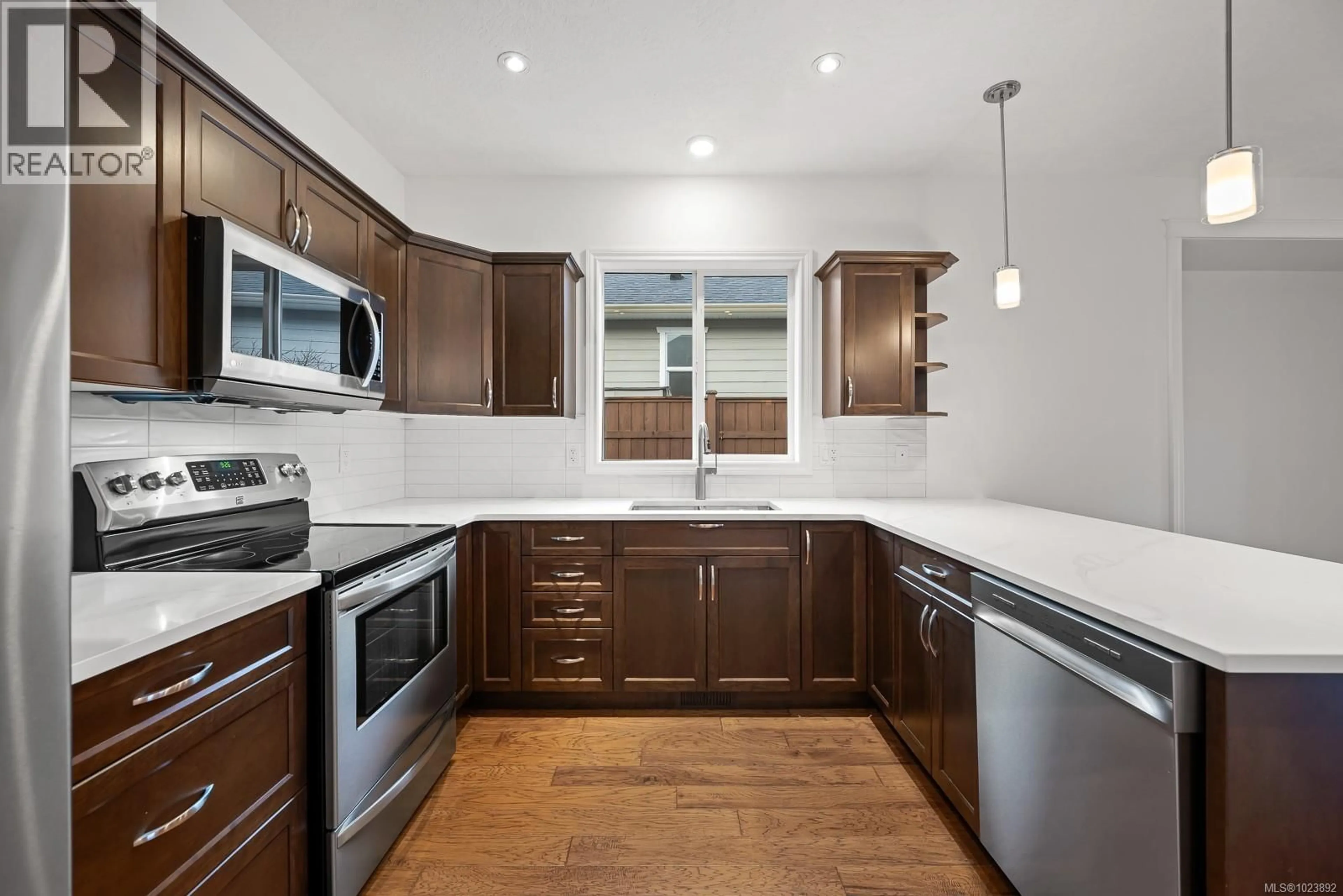 Standard kitchen, ceramic/tile floor for 1286 ADMIRAL ROAD, Comox British Columbia V9M0B4