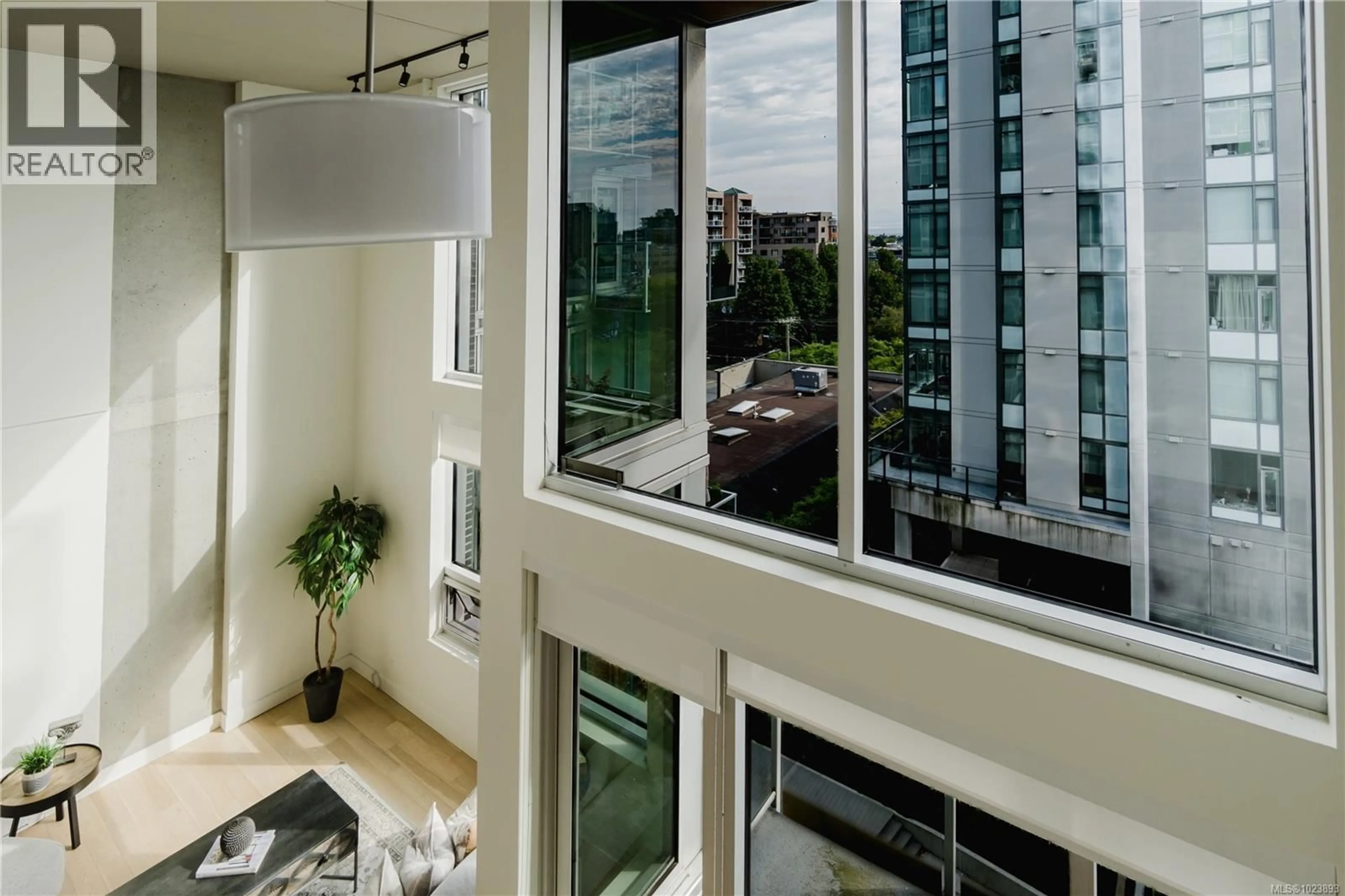 Indoor foyer for 515 - 989 JOHNSON STREET, Victoria British Columbia V8V0E3