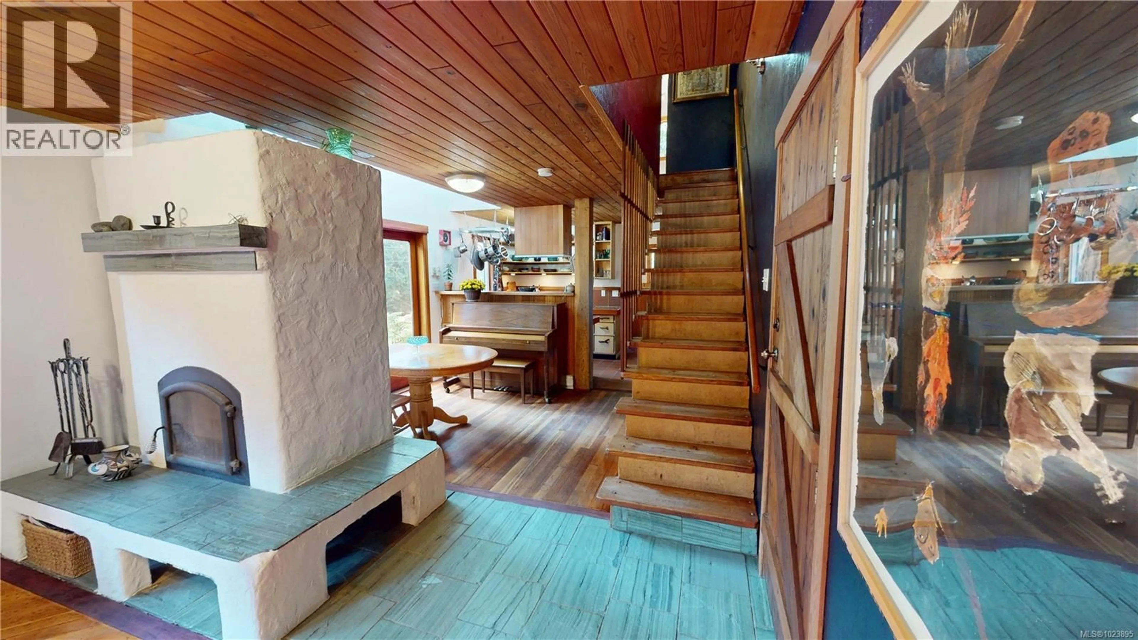 Indoor foyer for 948 HARRISON WAY, Gabriola Island British Columbia V0R1X2