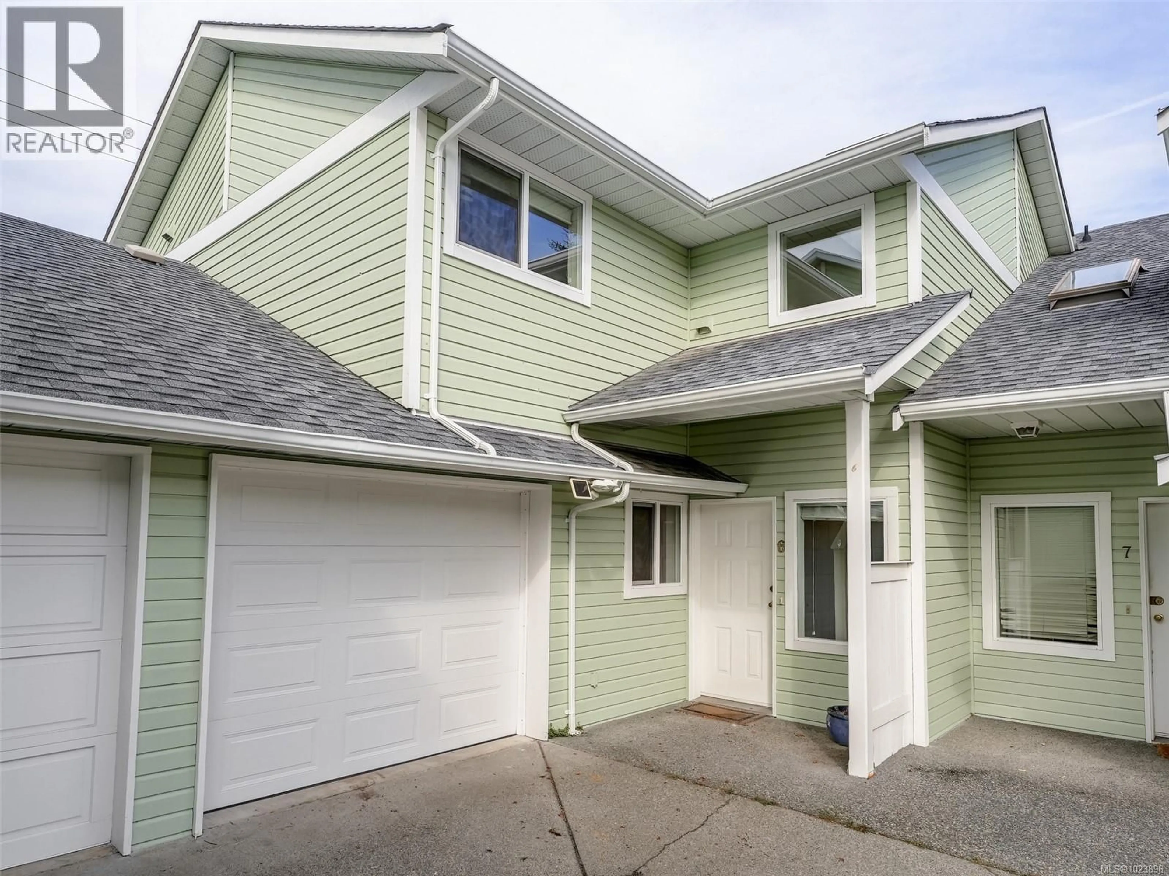 Home with vinyl exterior material, street for 6 - 1441 HILLSIDE AVENUE, Victoria British Columbia V8T2B9