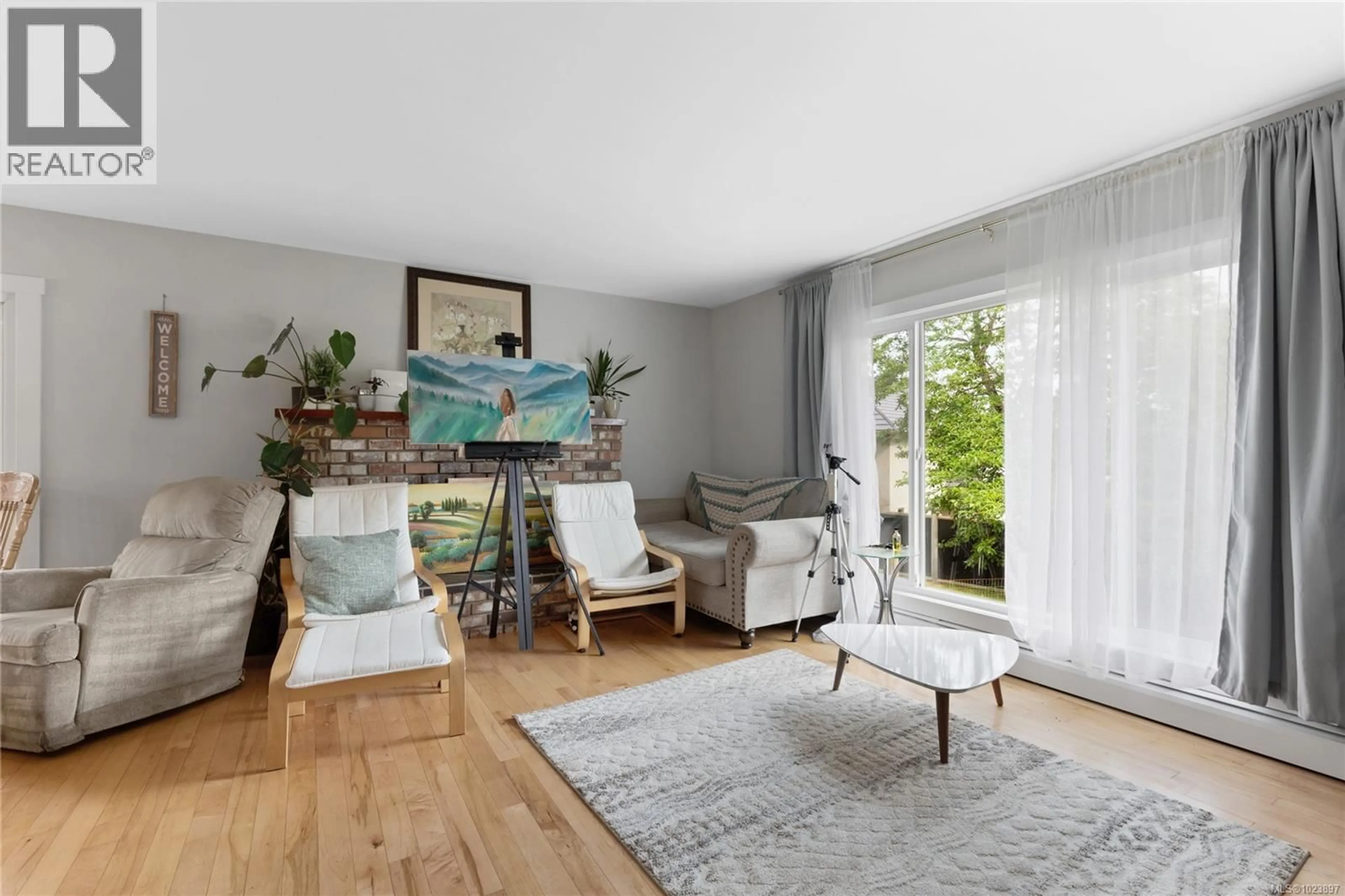 Living room with furniture, unknown for 2388 MILL ROAD, Nanaimo British Columbia V9R6M9