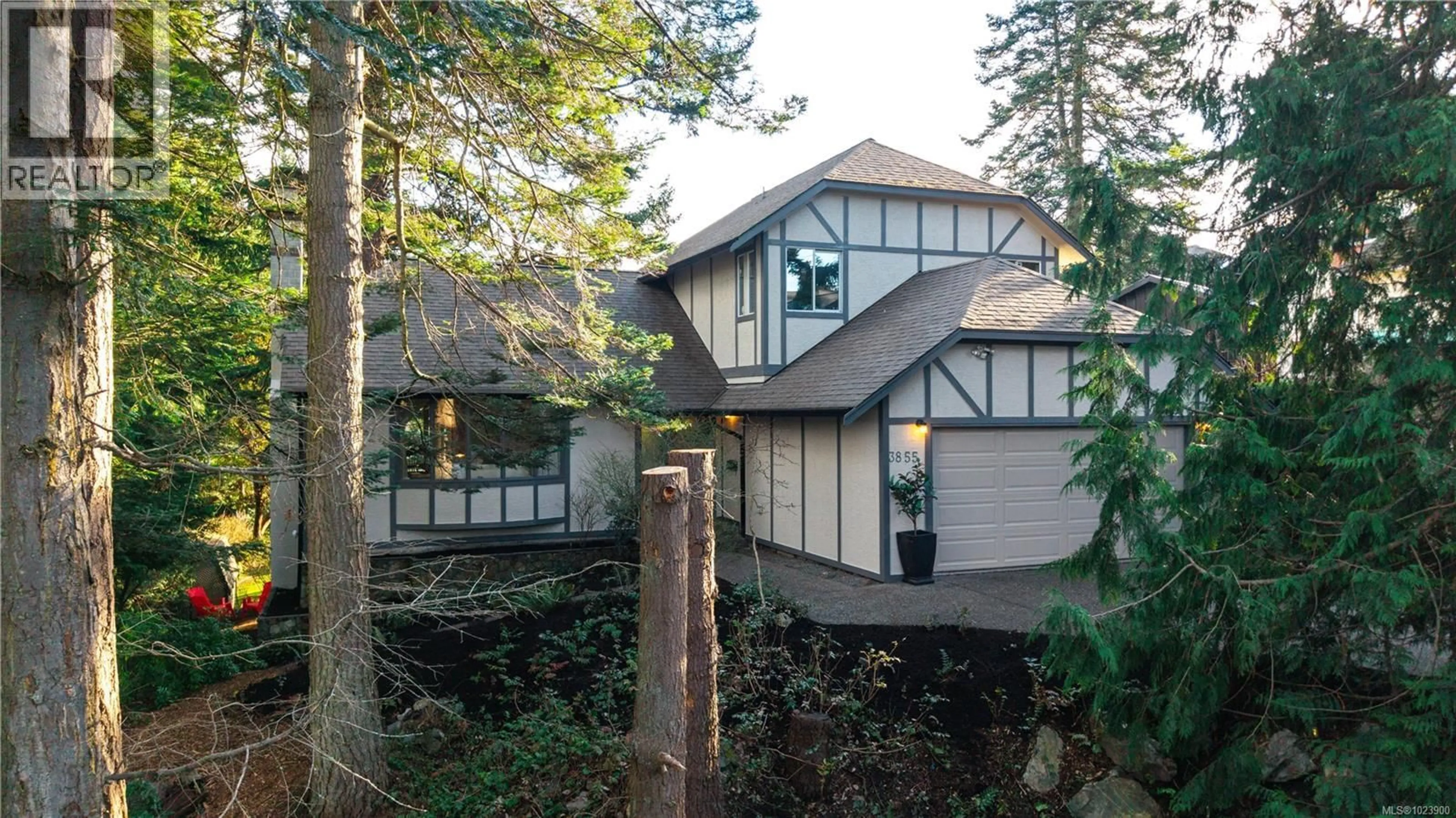 Home with vinyl exterior material, unknown for 3855 HARO ROAD, Saanich British Columbia V8N4A6