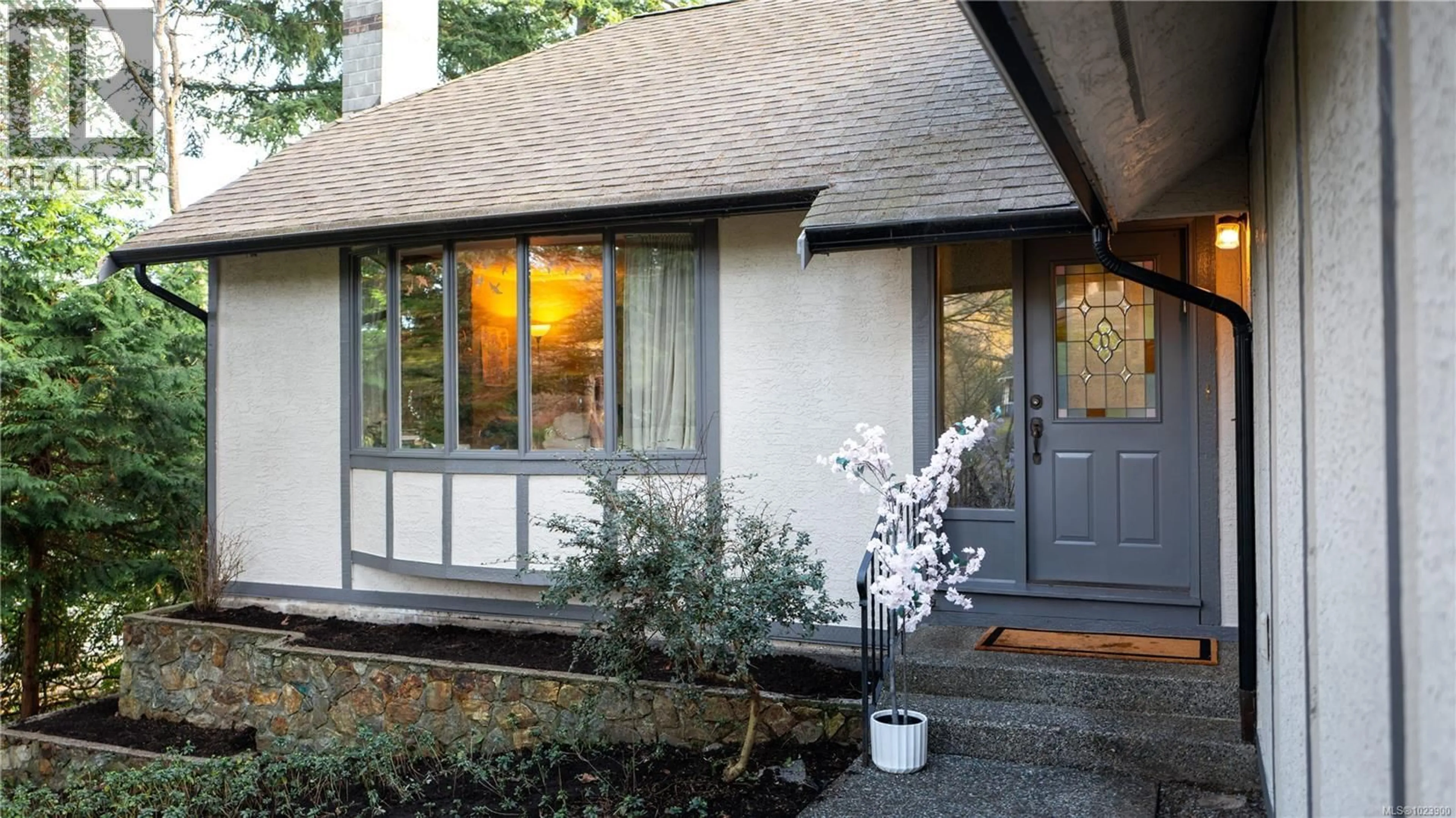 Home with vinyl exterior material, street for 3855 HARO ROAD, Saanich British Columbia V8N4A6