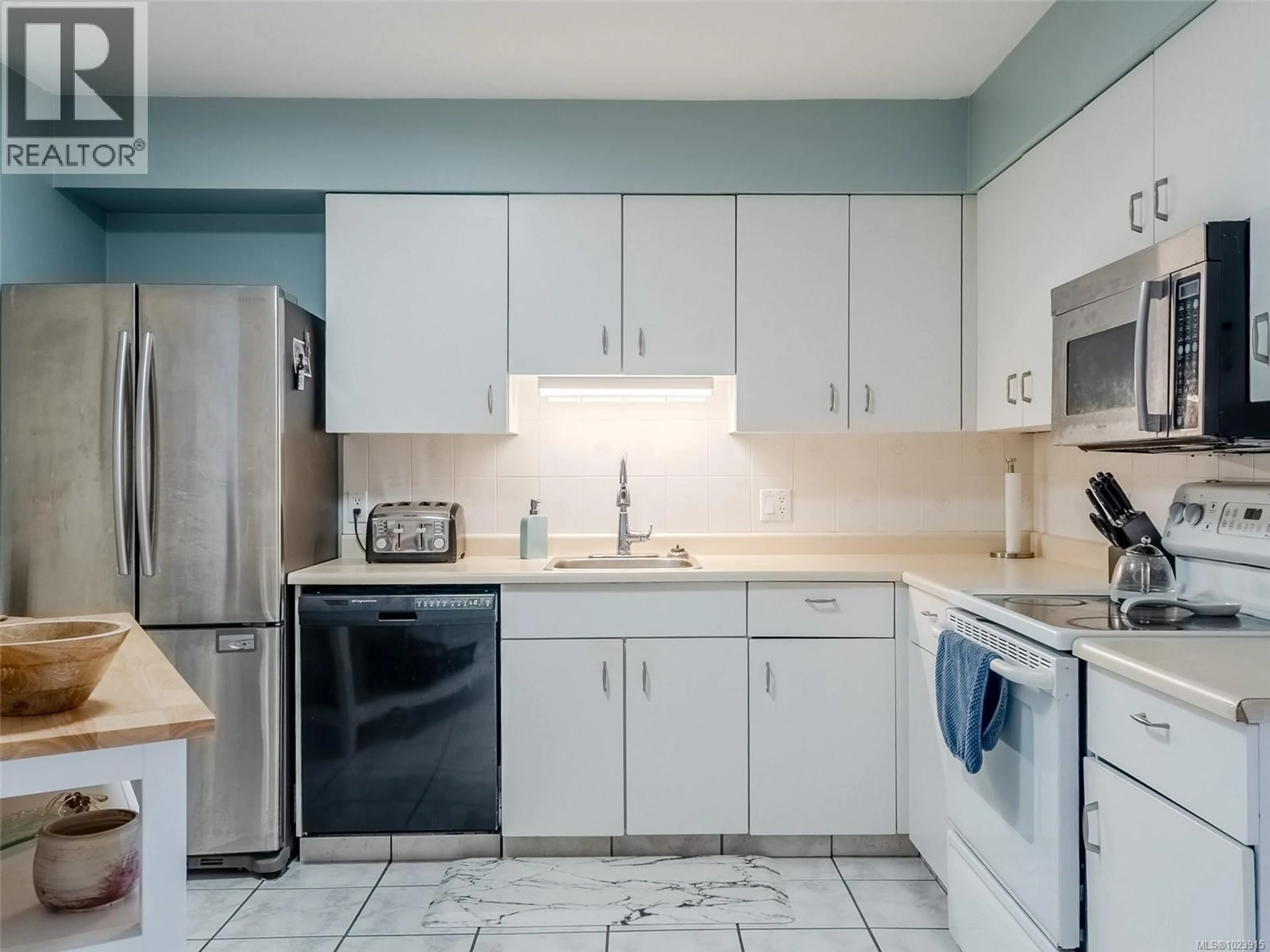 Standard kitchen, ceramic/tile floor for 207 - 3555 OUTRIGGER ROAD, Nanoose Bay British Columbia V9P9K1