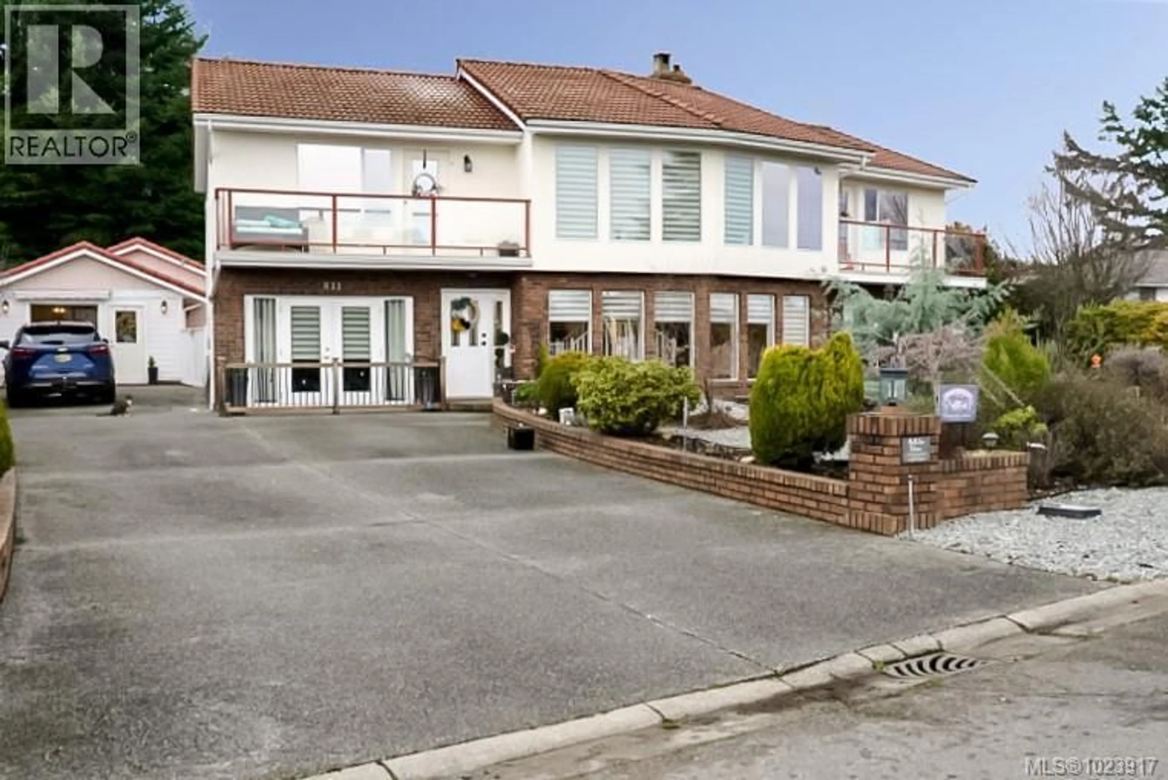 A pic from outside/outdoor area/front of a property/back of a property/a pic from drone, street for 511 PANORAMA PLACE, Parksville British Columbia V9P1A4