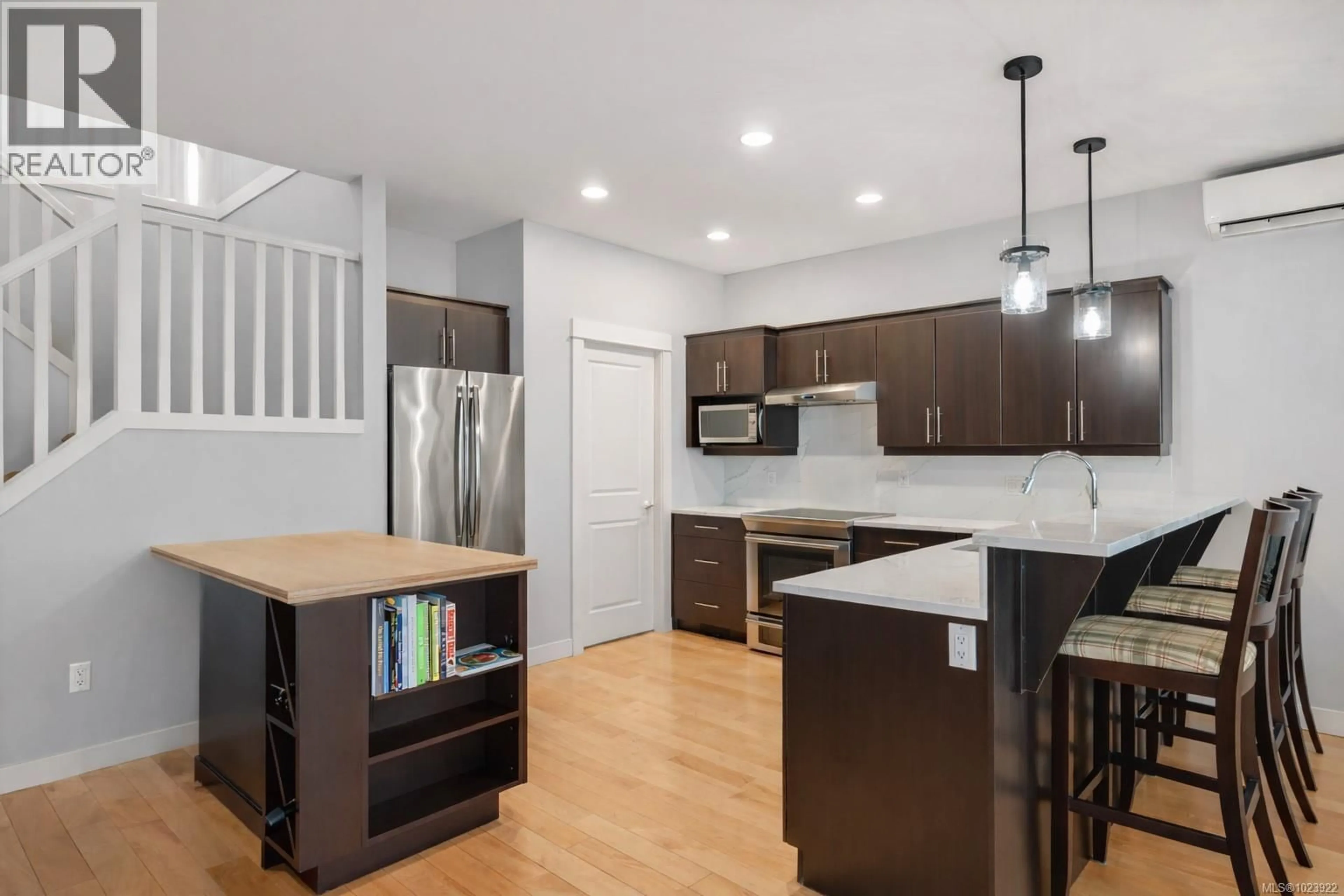 Open concept kitchen, wood/laminate floor for 38 DEGOUTIERE PLACE, View Royal British Columbia V9B0H3