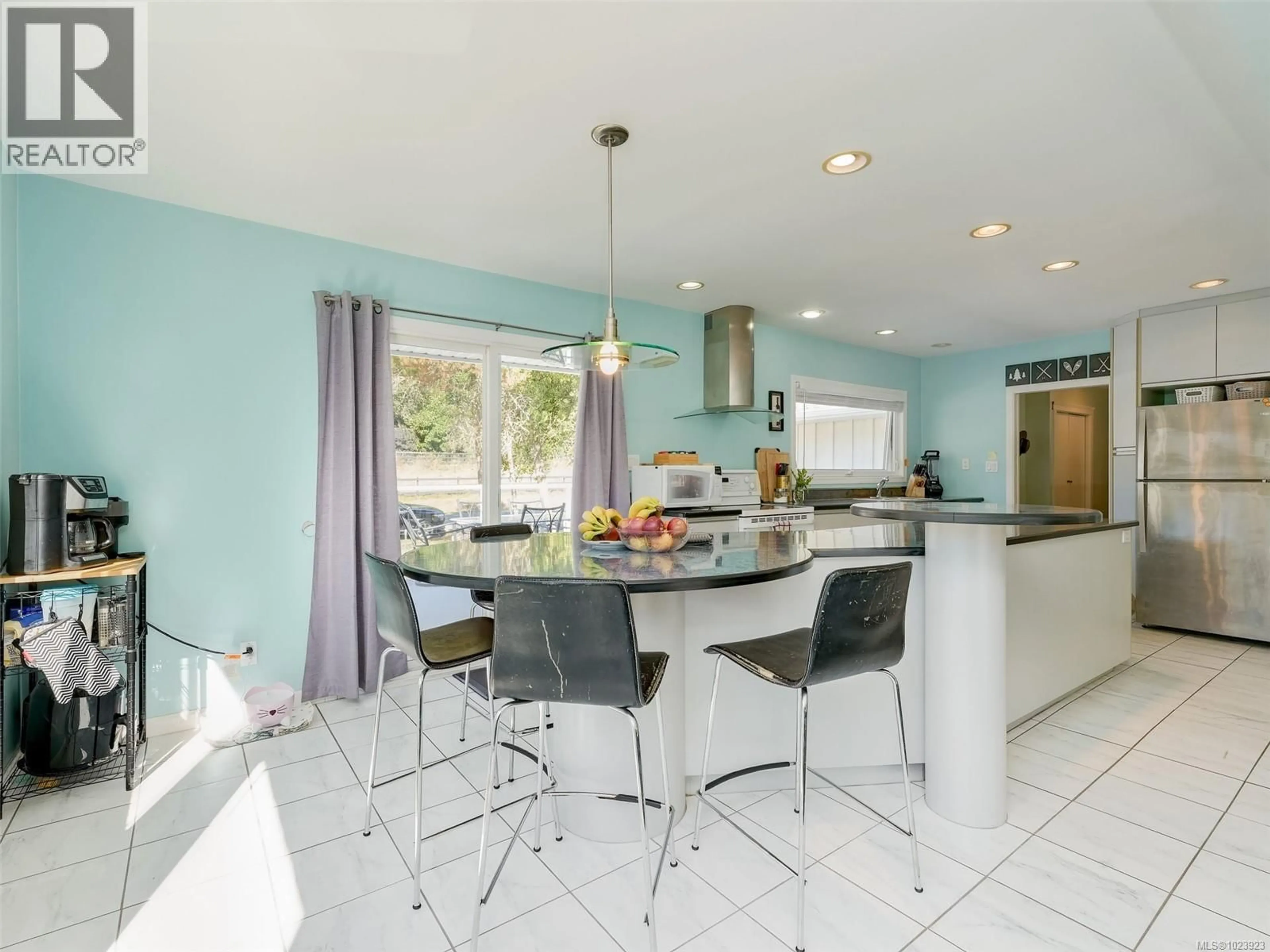 Open concept kitchen, ceramic/tile floor for 1021 TATLOW ROAD, North Saanich British Columbia V8L5P3