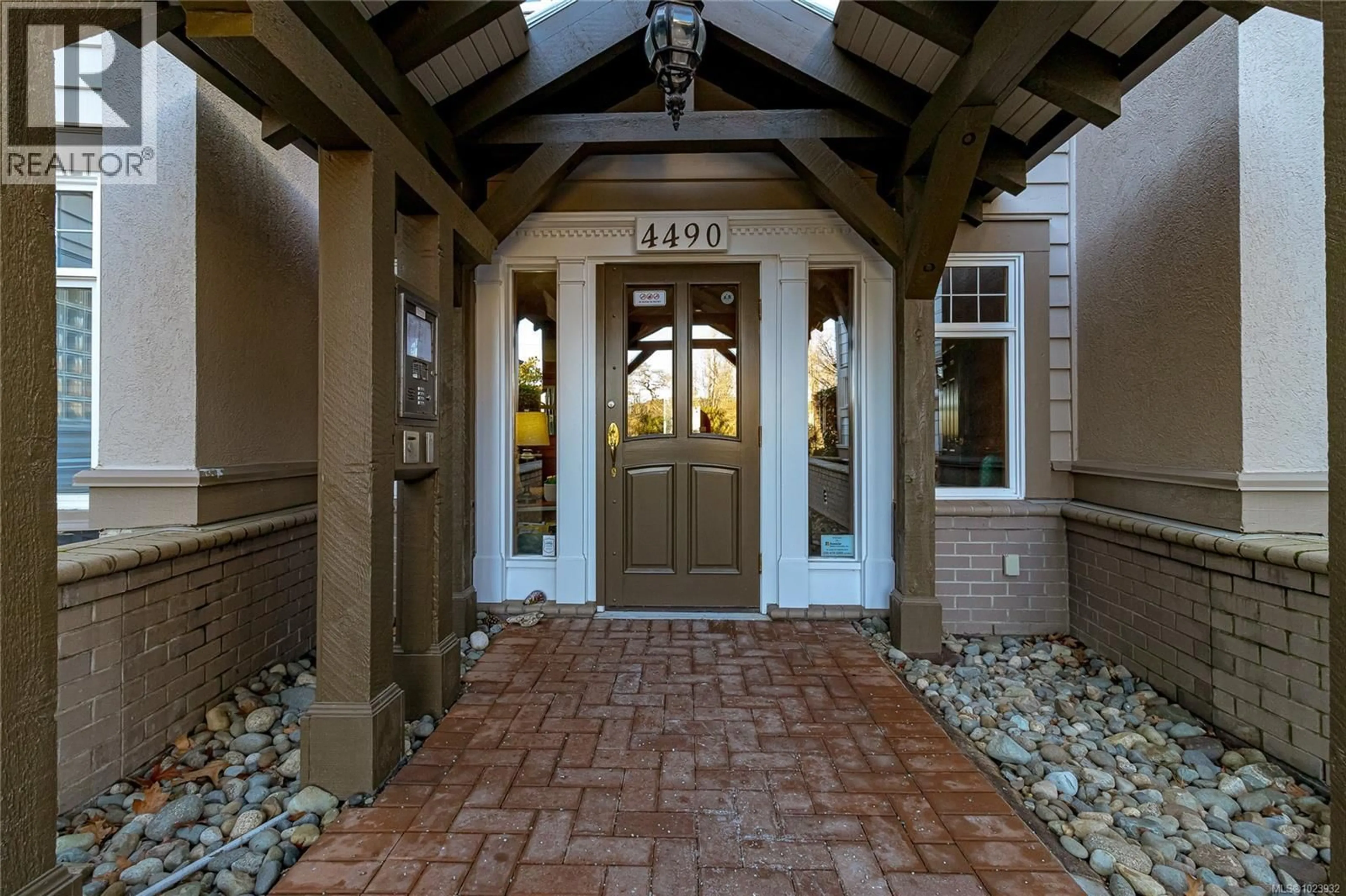 Indoor entryway for 228 - 4490 CHATTERTON WAY NORTH, Saanich British Columbia V8X5H7