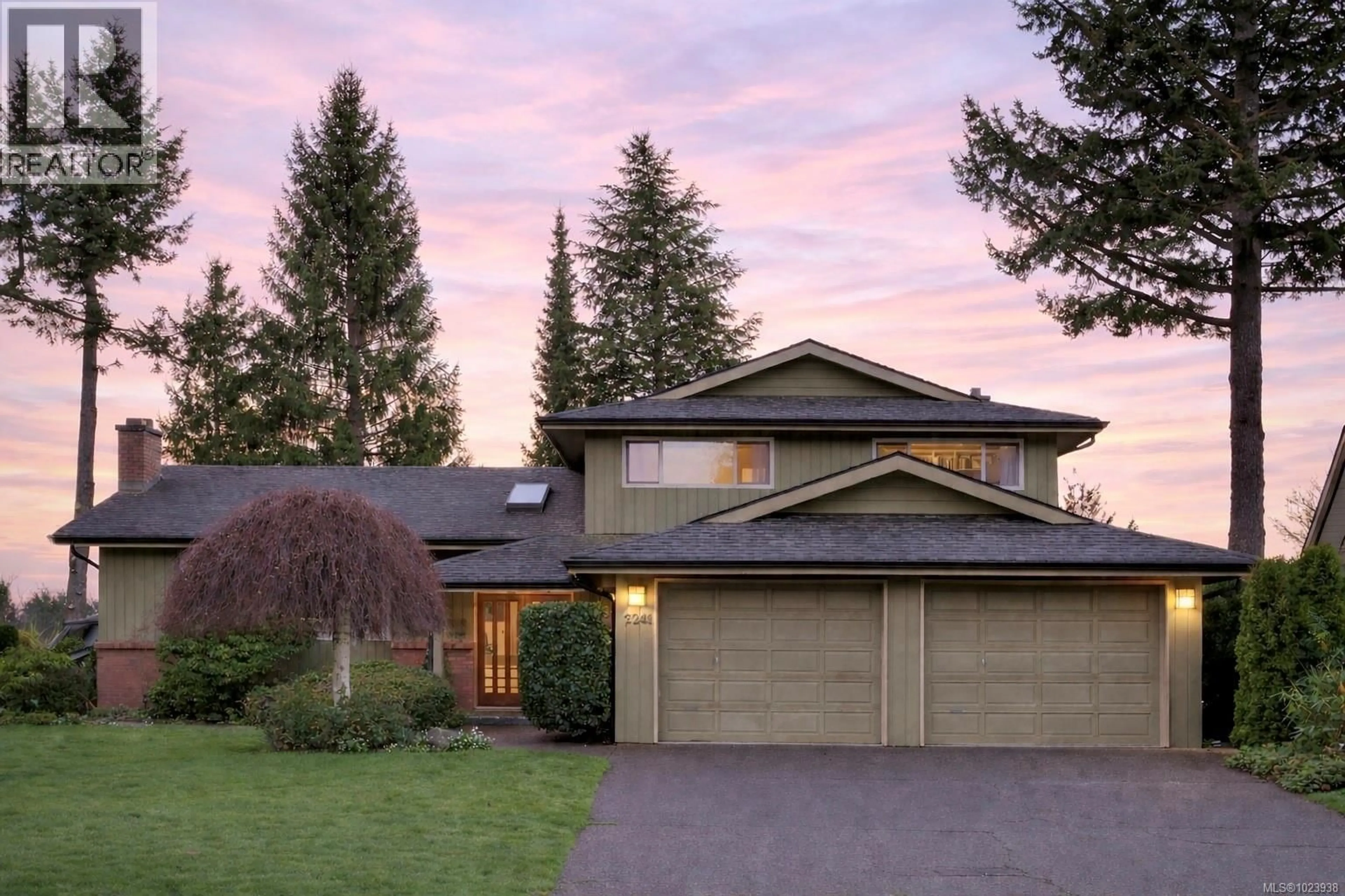 Home with vinyl exterior material, mountain view for 2241 LIFTON PLACE, Saanich British Columbia V8N6B2