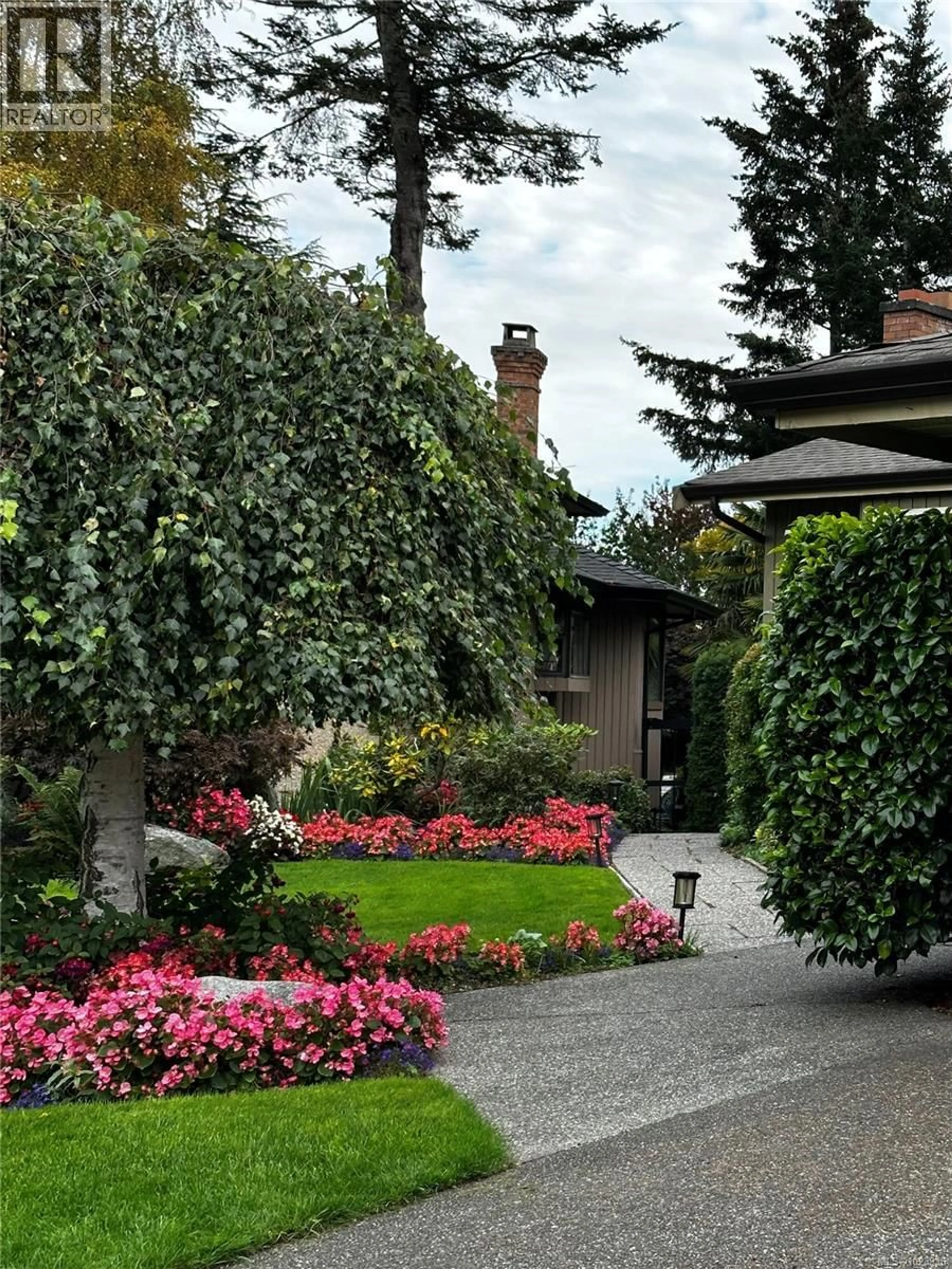 Patio, street for 2241 LIFTON PLACE, Saanich British Columbia V8N6B2