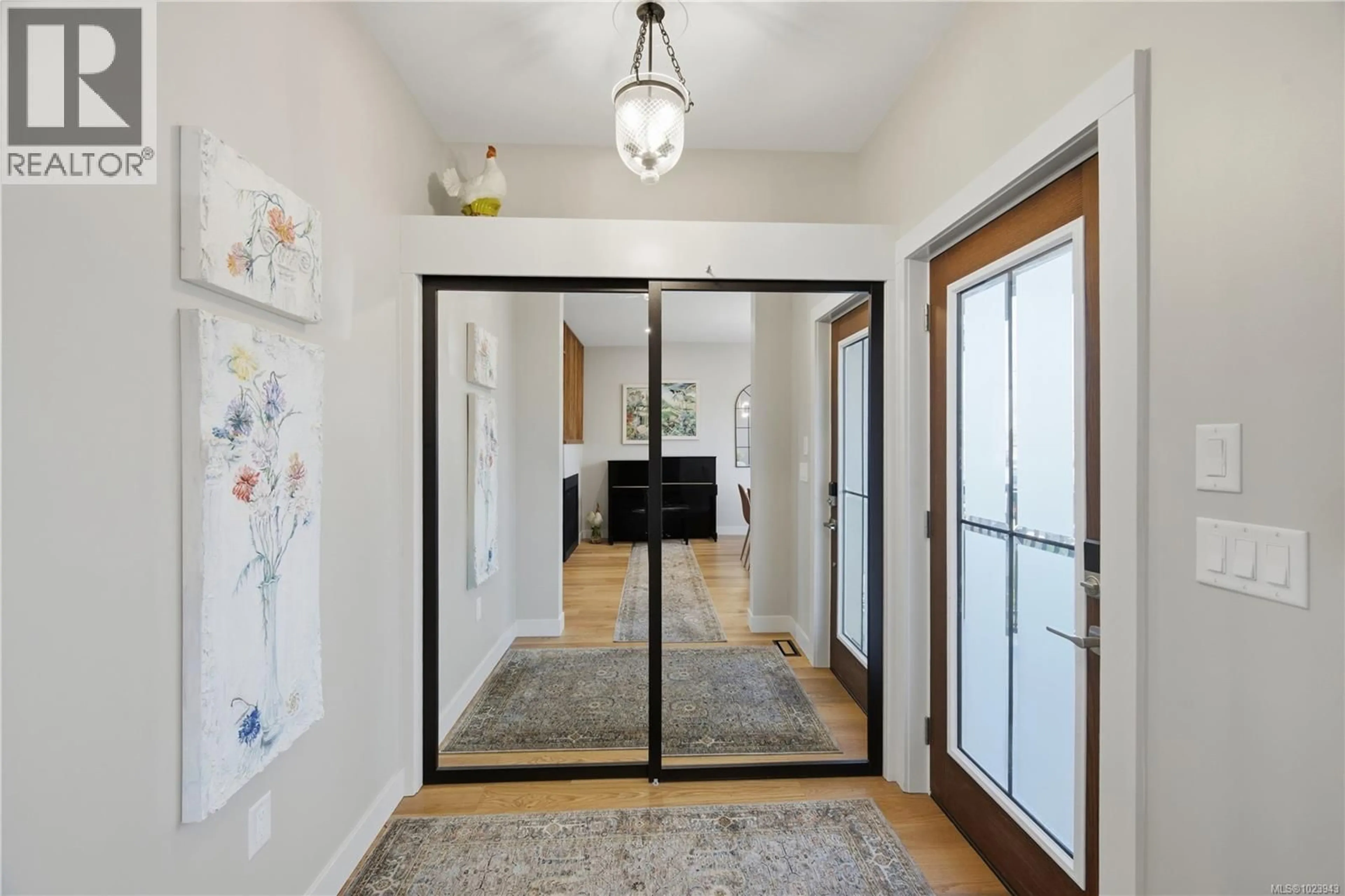 Indoor entryway for 525 SUMAS STREET, Victoria British Columbia V8T4S4
