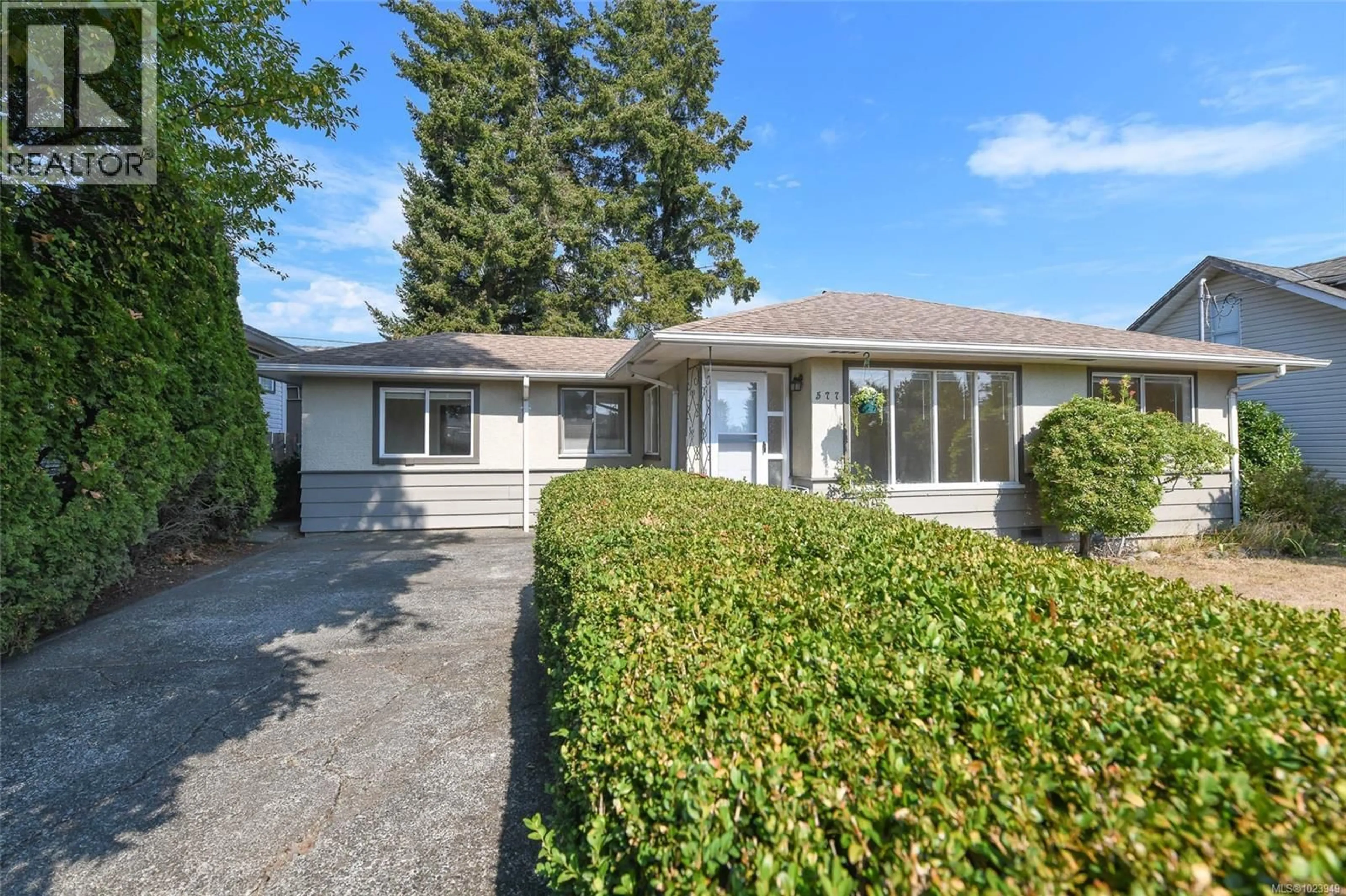Home with vinyl exterior material, street for 577 17TH STREET, Courtenay British Columbia V9N1Y9