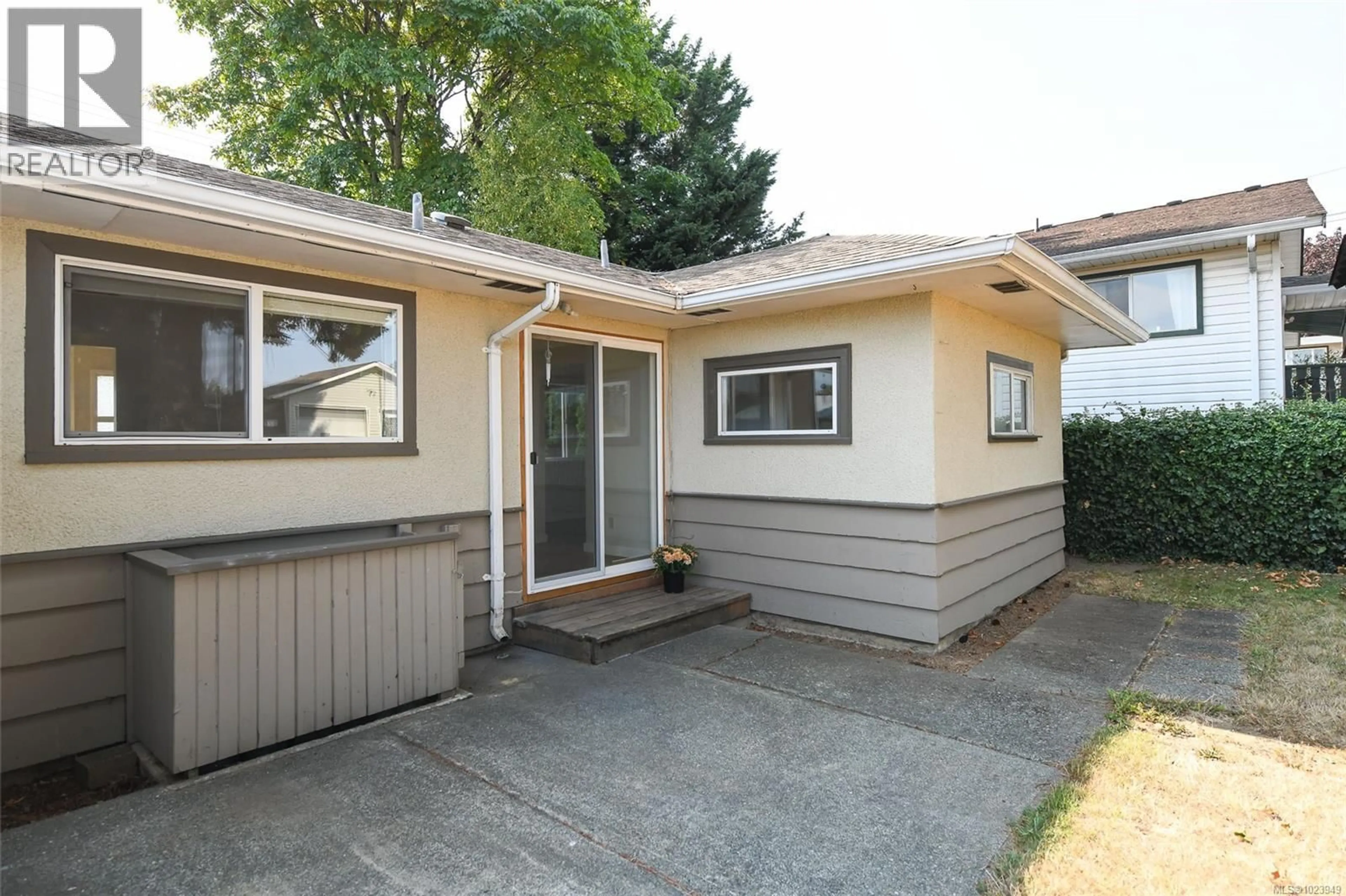 Home with vinyl exterior material, street for 577 17TH STREET, Courtenay British Columbia V9N1Y9