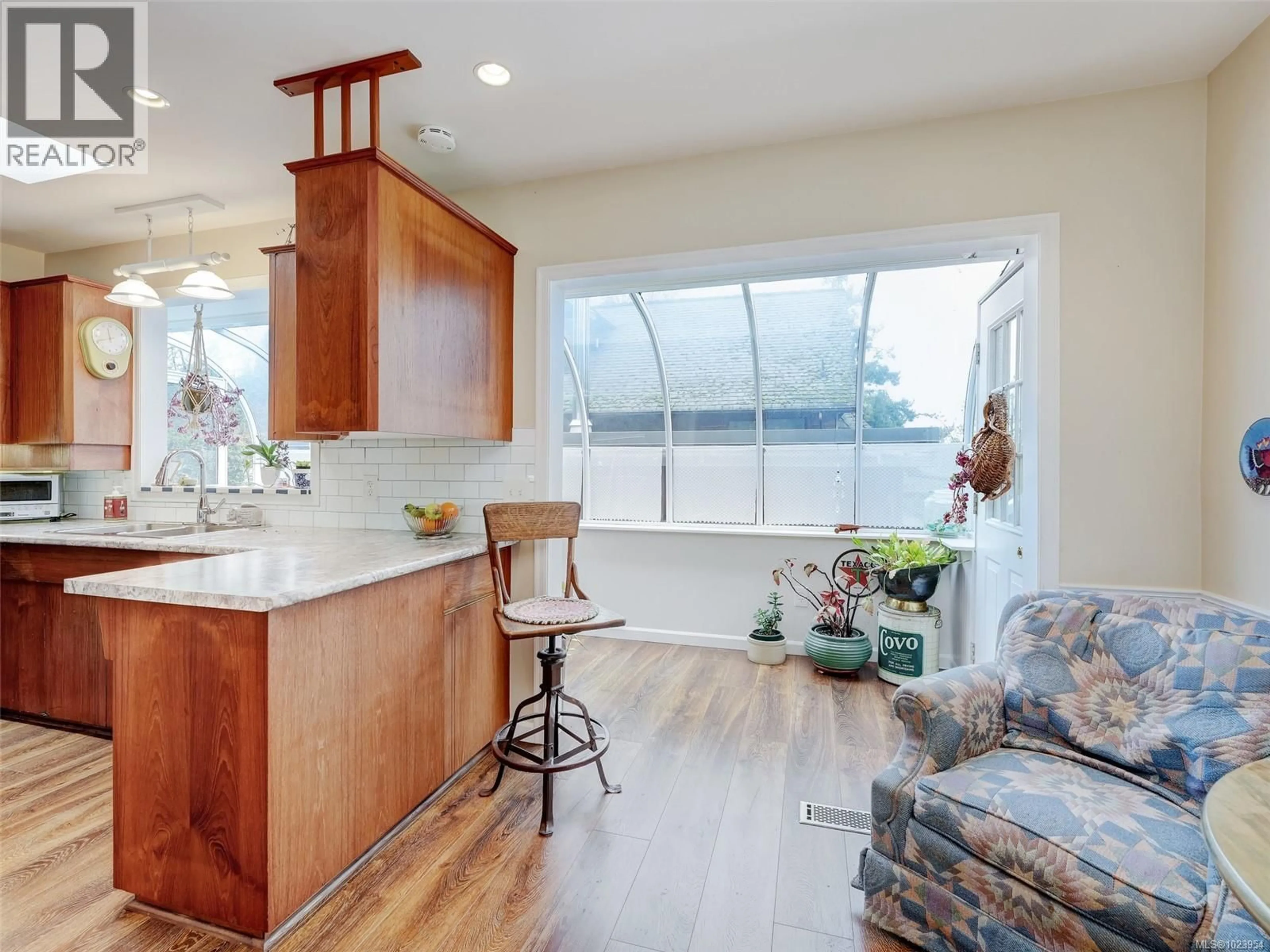 Open concept kitchen, unknown for 985 SUTCLIFFE ROAD, Saanich British Columbia V8Y1M9