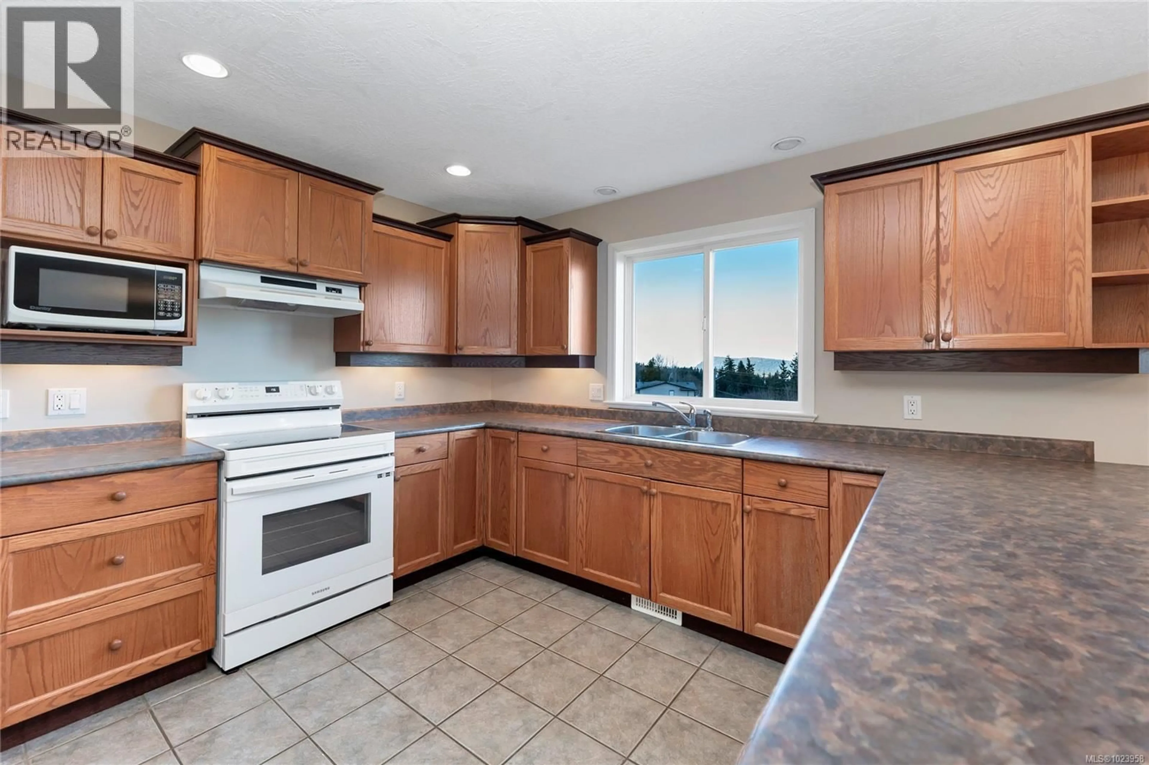 Standard kitchen, ceramic/tile floor for 517 LOUISE ROAD, Ladysmith British Columbia V9G1W7