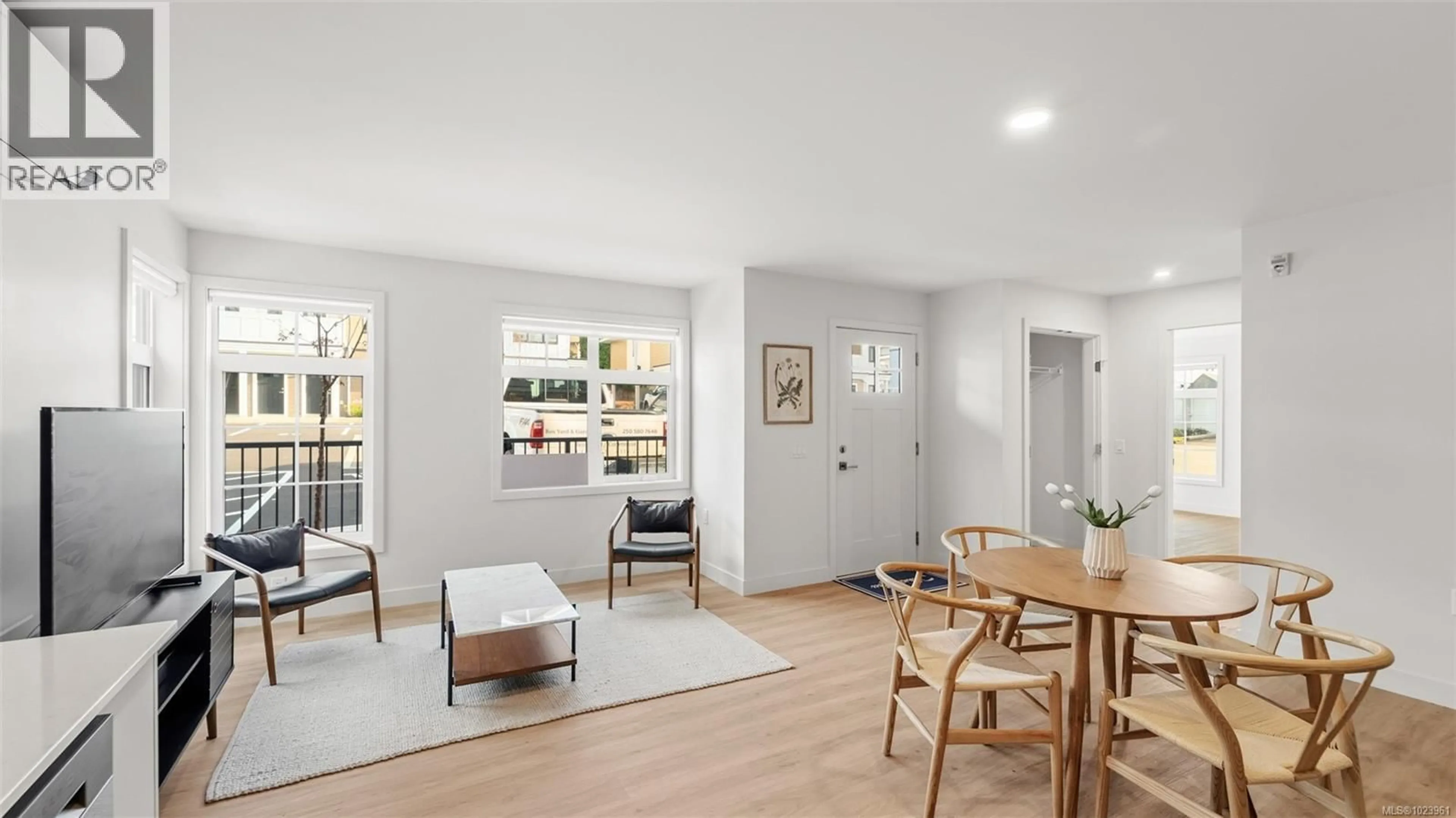 Living room with furniture, unknown for 6101 - 4201 TYNDALL AVENUE, Saanich British Columbia V8N3R9