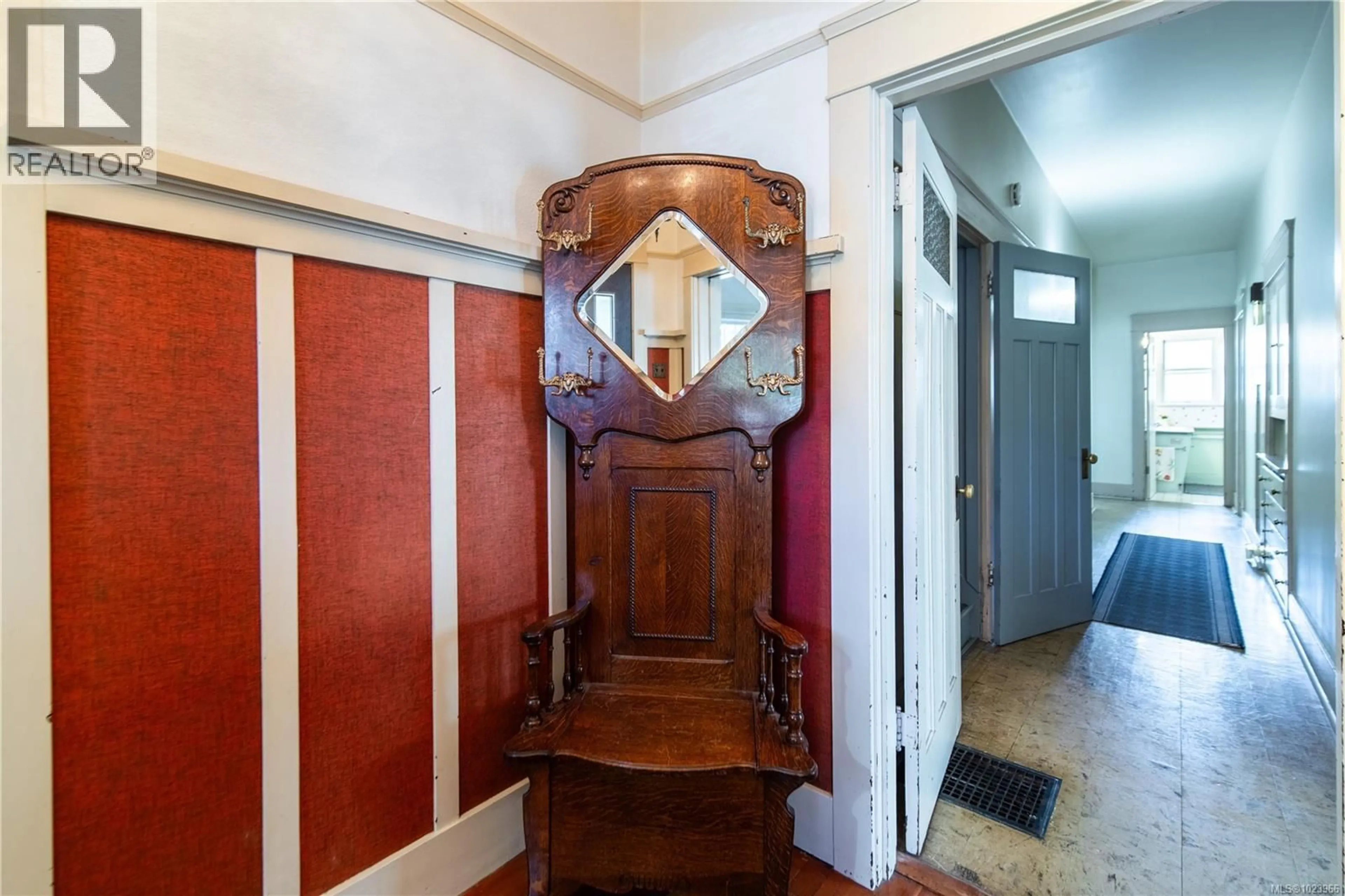 Indoor foyer for 1111 MCKENZIE STREET, Victoria British Columbia V8V2W1