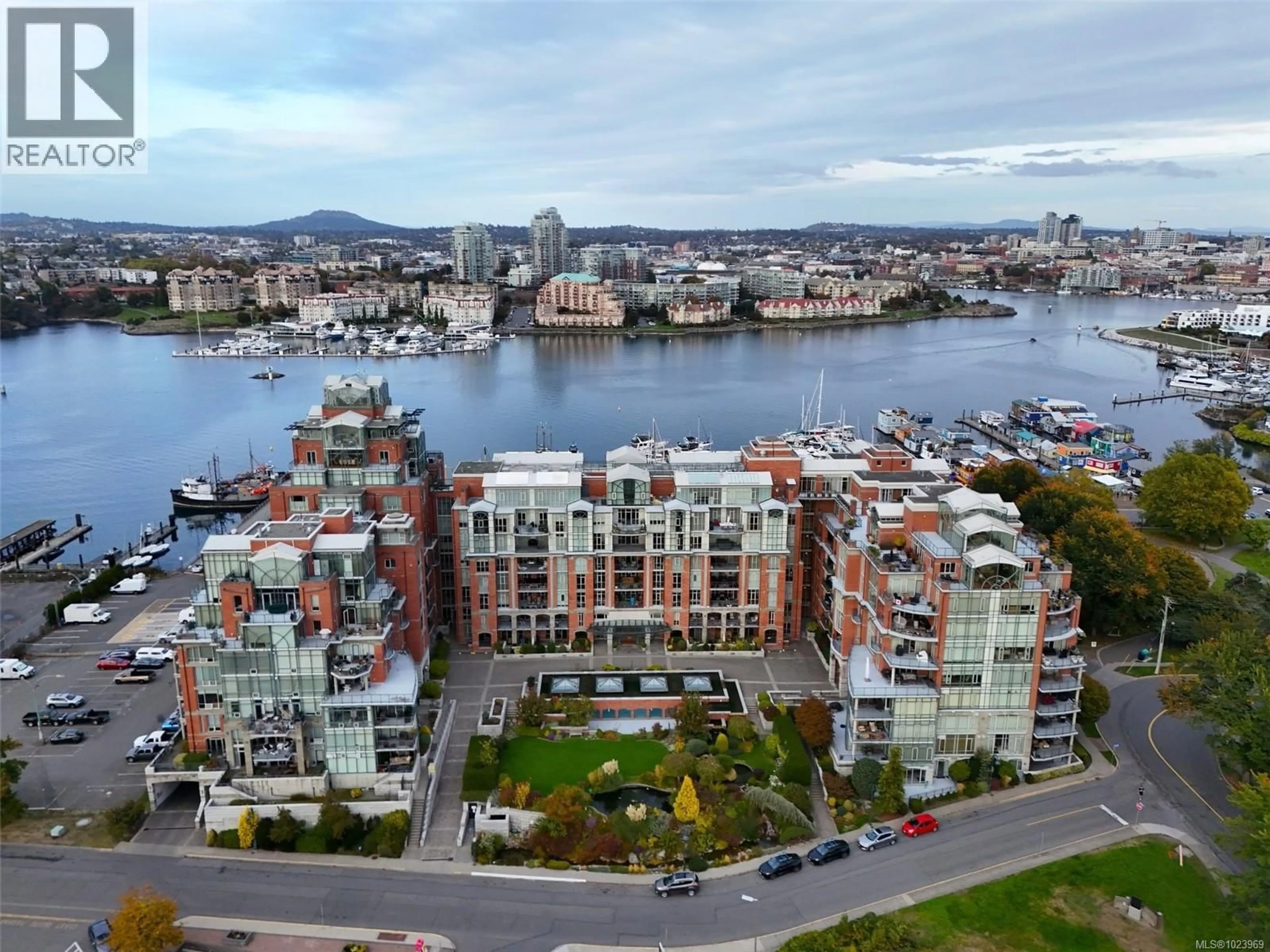 A pic from outside/outdoor area/front of a property/back of a property/a pic from drone, water/lake/river/ocean view for 631 - 21 DALLAS ROAD, Victoria British Columbia V8V4Z9