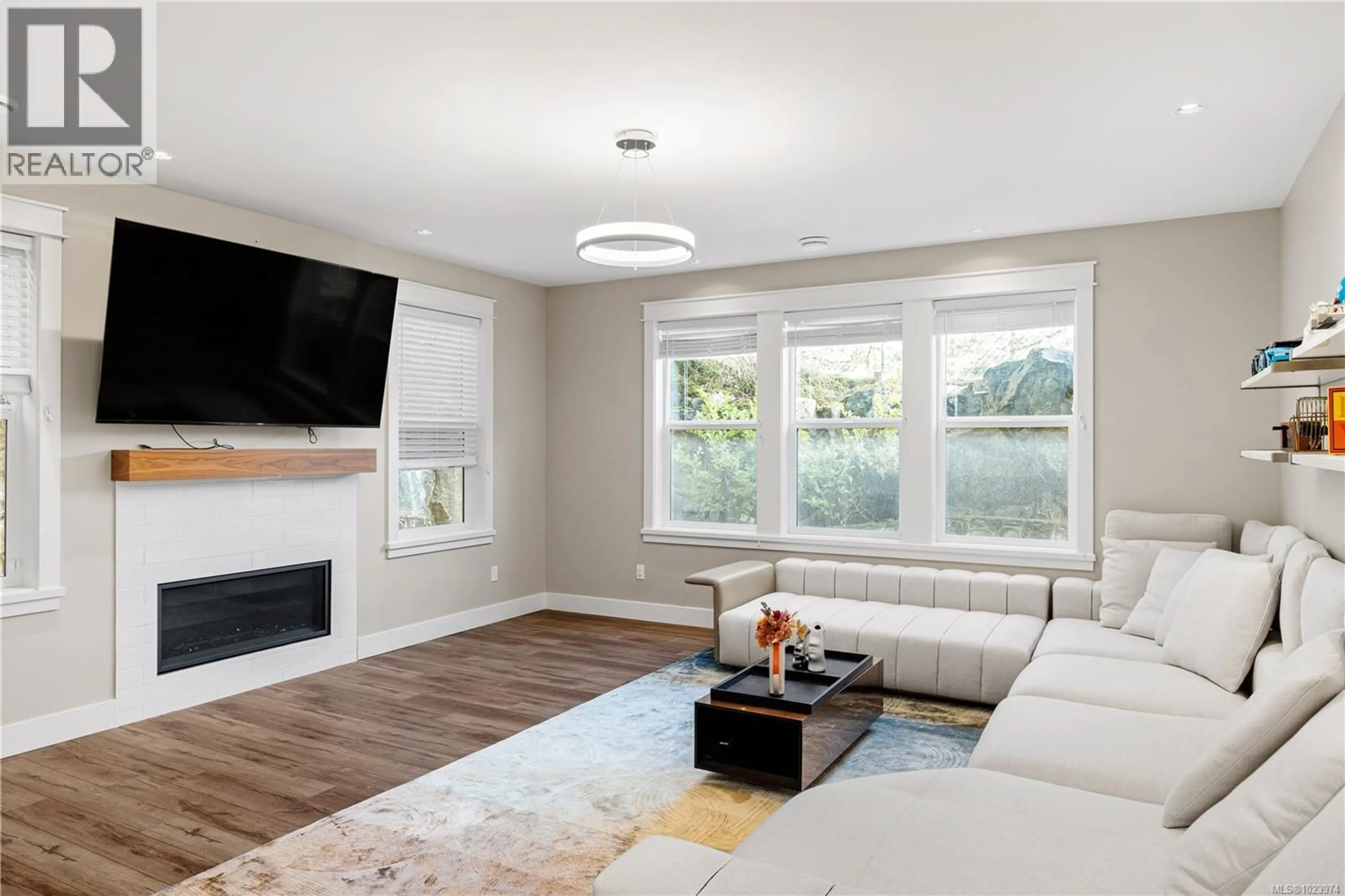 Living room with furniture, wood/laminate floor for 3552 JOY CLOSE, Langford British Columbia V9C0M4