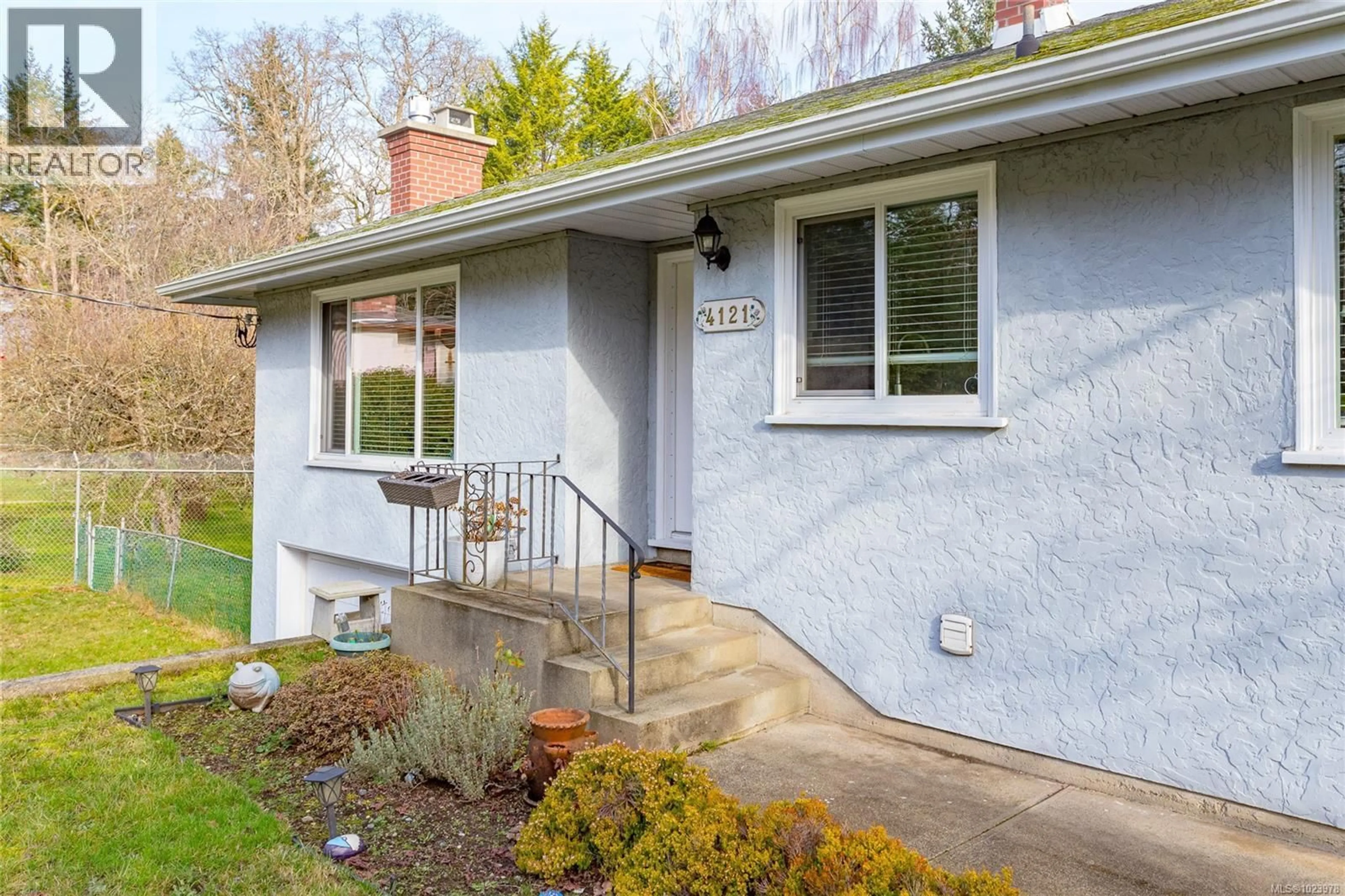 Home with vinyl exterior material, street for 4121 QUADRA STREET, Saanich British Columbia V8X1L1