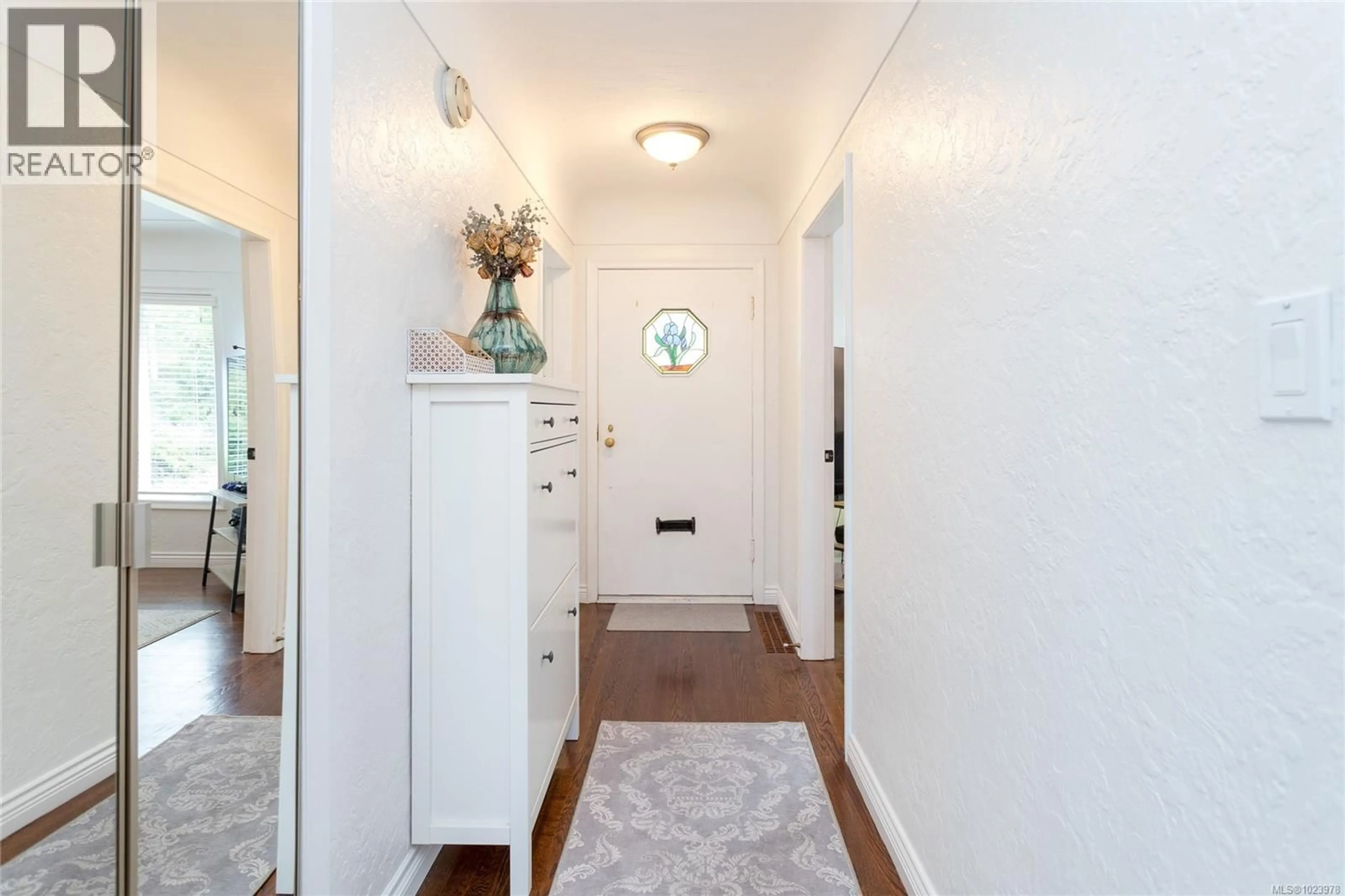 Indoor entryway for 4121 QUADRA STREET, Saanich British Columbia V8X1L1