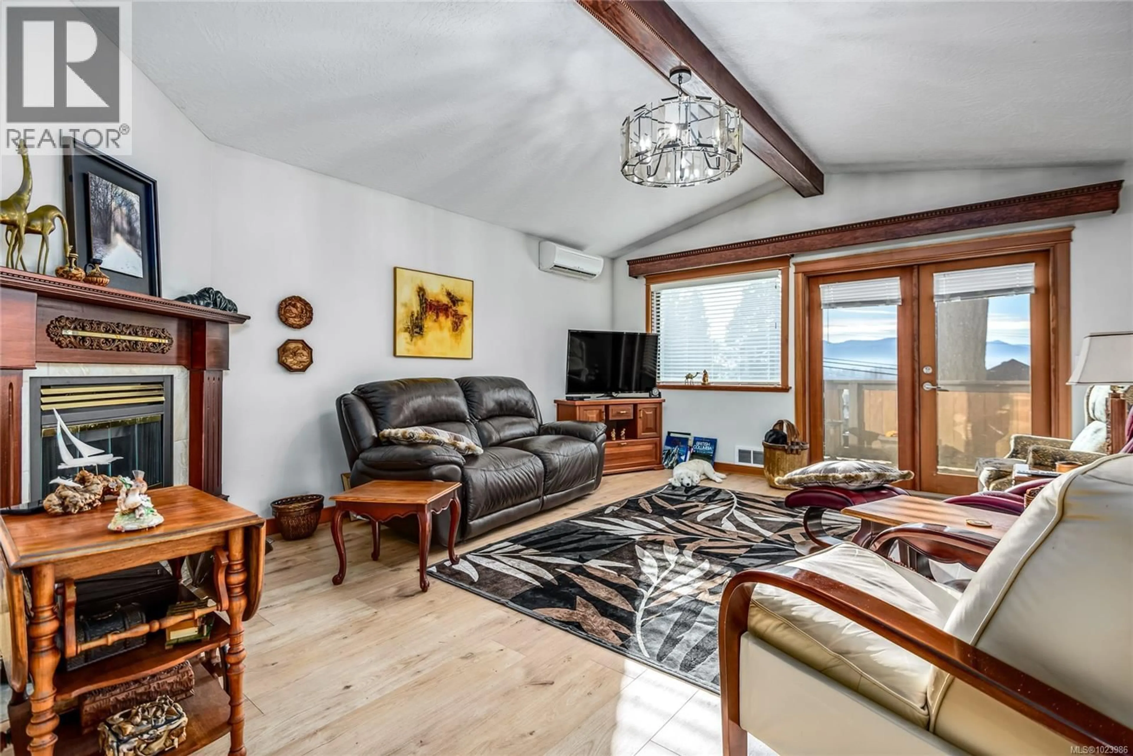 Living room with furniture, wood/laminate floor for 1515 10TH STREET EAST, Courtenay British Columbia V9N3Y1