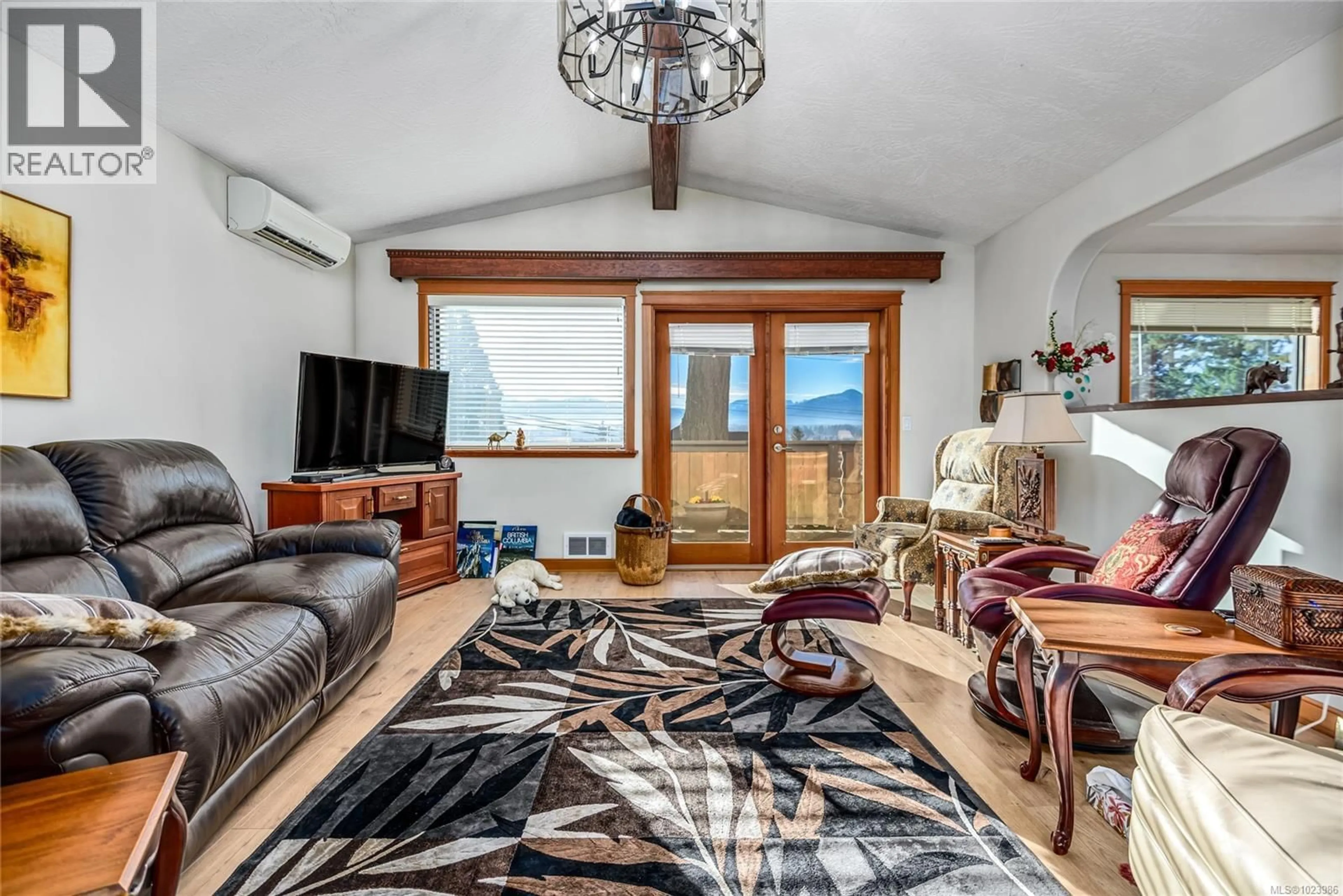 Living room with furniture, wood/laminate floor for 1515 10TH STREET EAST, Courtenay British Columbia V9N3Y1