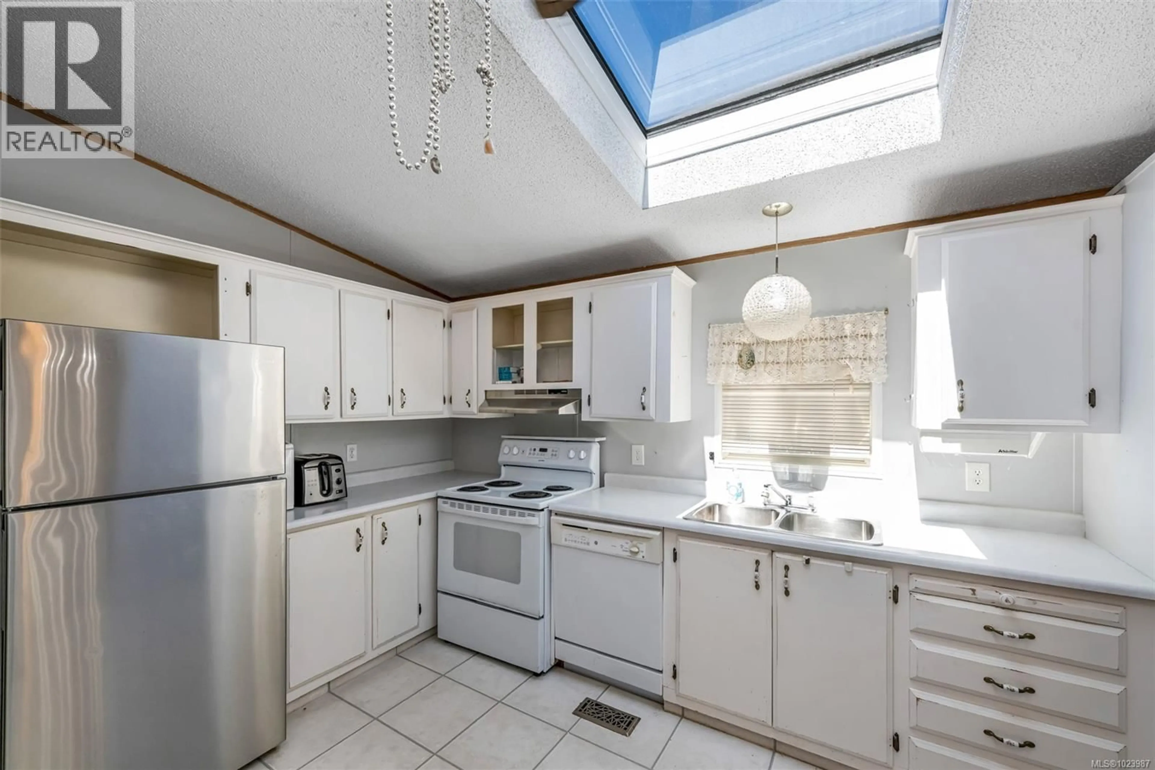 Standard kitchen, ceramic/tile floor for 1016 - 2885 BOYS ROAD, Duncan British Columbia V9L4Y9