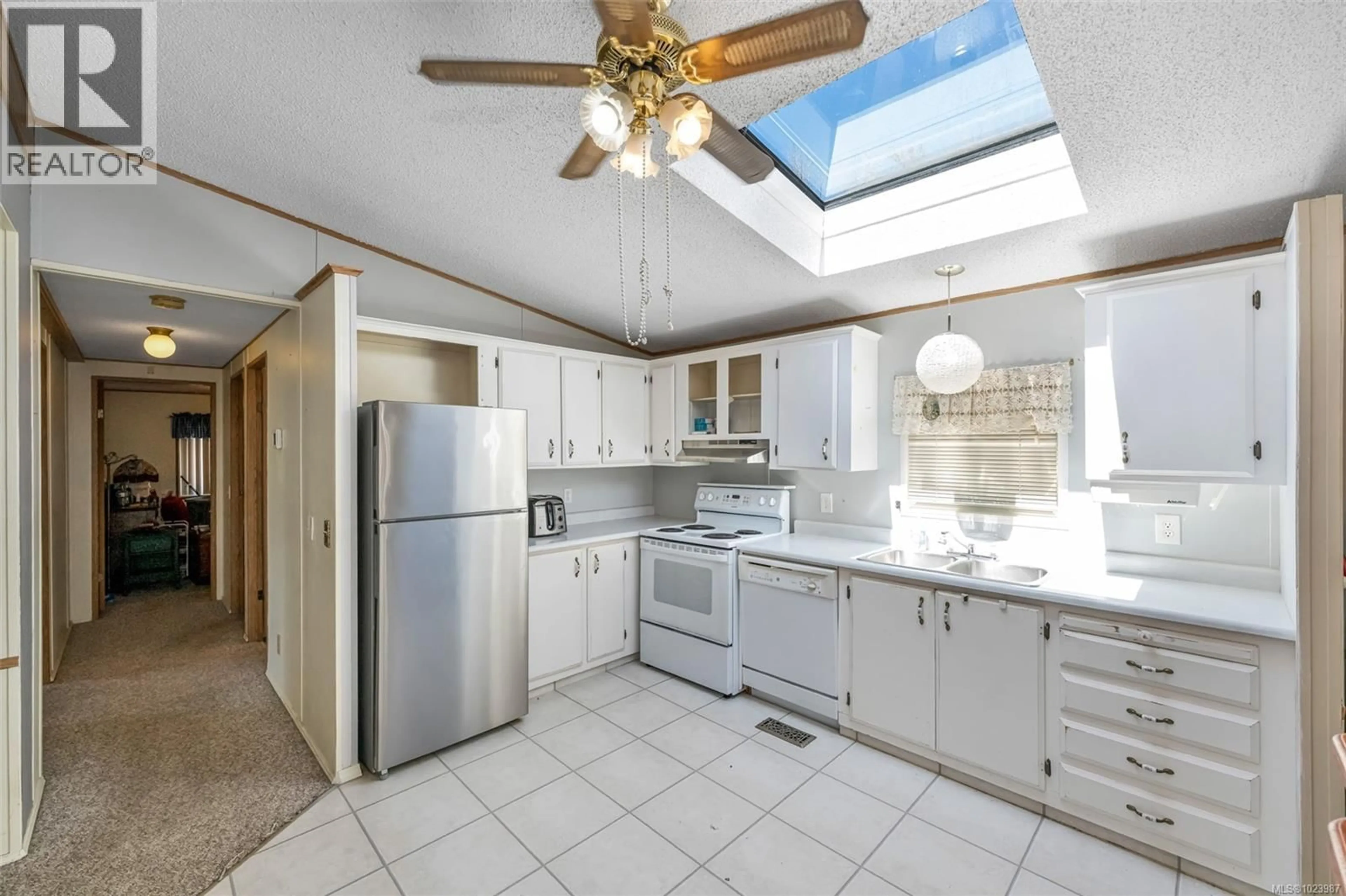 Open concept kitchen, ceramic/tile floor for 1016 - 2885 BOYS ROAD, Duncan British Columbia V9L4Y9