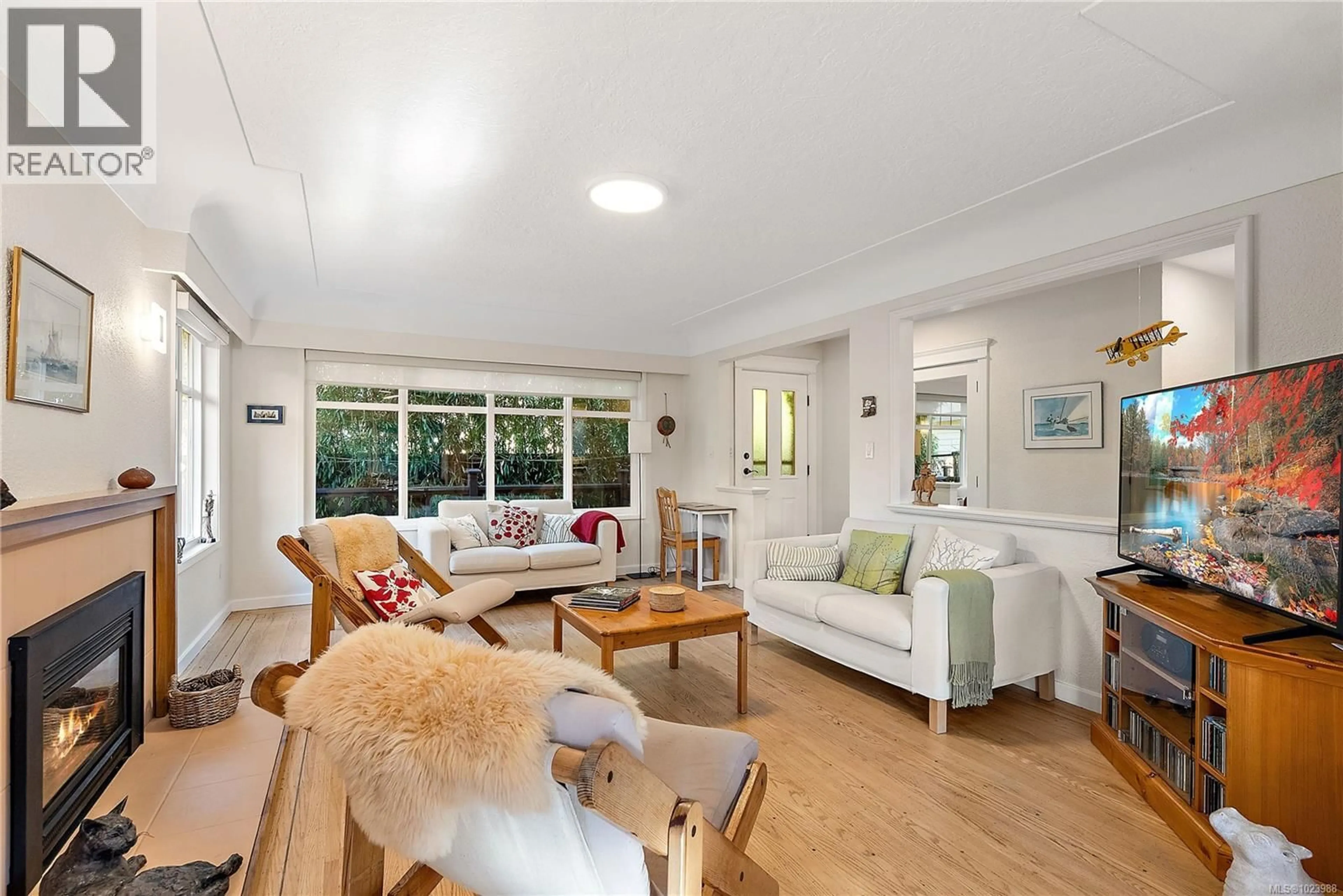 Living room with furniture, wood/laminate floor for 5 - 869 CLARKE ROAD, Central Saanich British Columbia V8M2G1