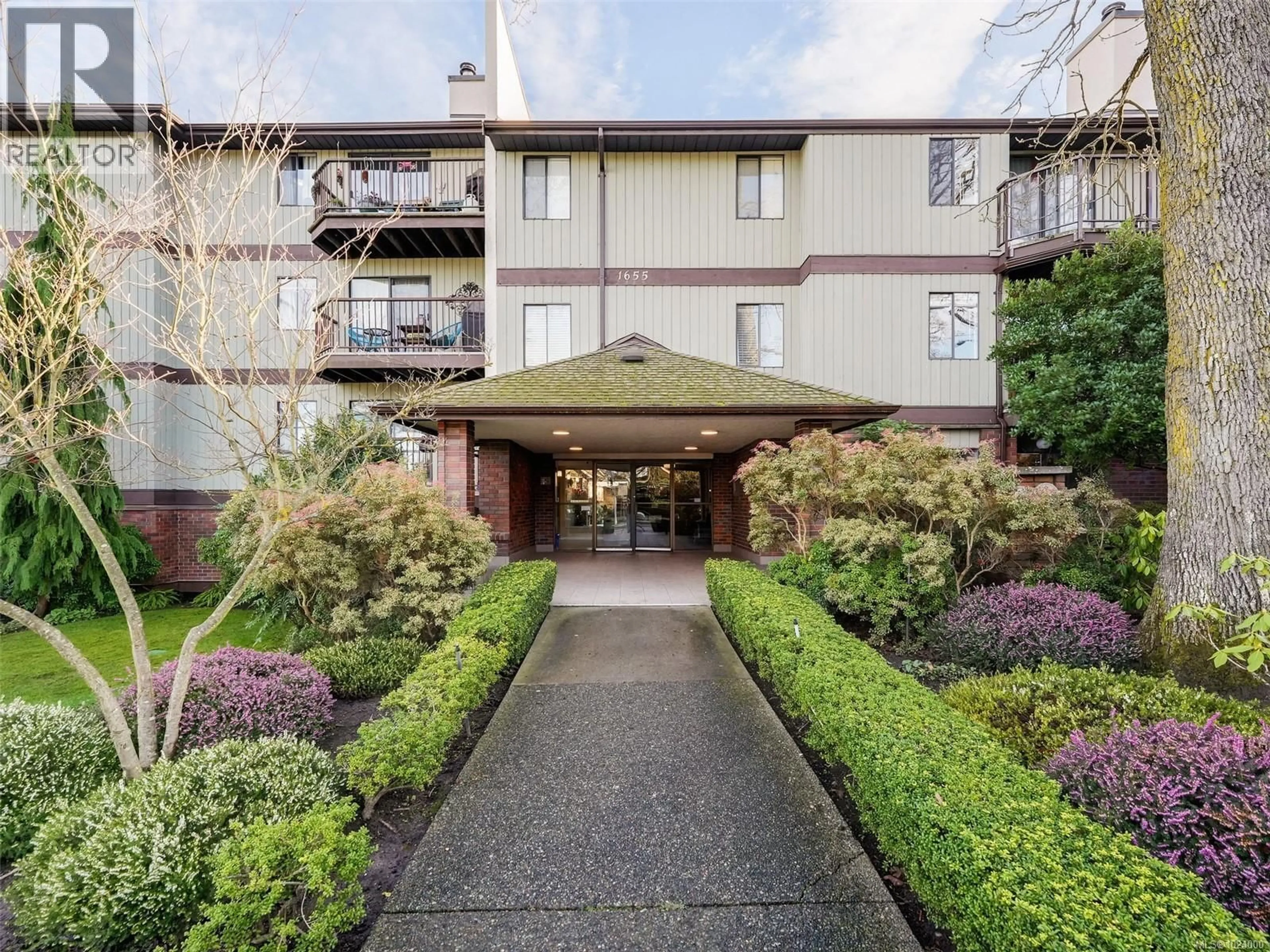 Indoor foyer for 209 - 1655 BEGBIE STREET, Victoria British Columbia V8R1L4