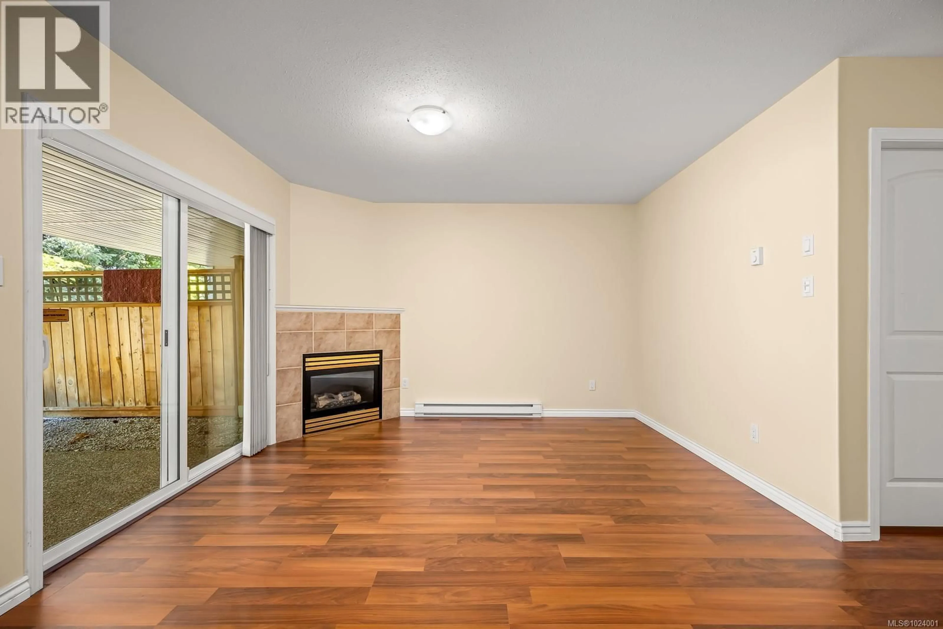 Living room with furniture, wood/laminate floor for 37 - 1220 GUTHRIE ROAD, Comox British Columbia V9M4A6