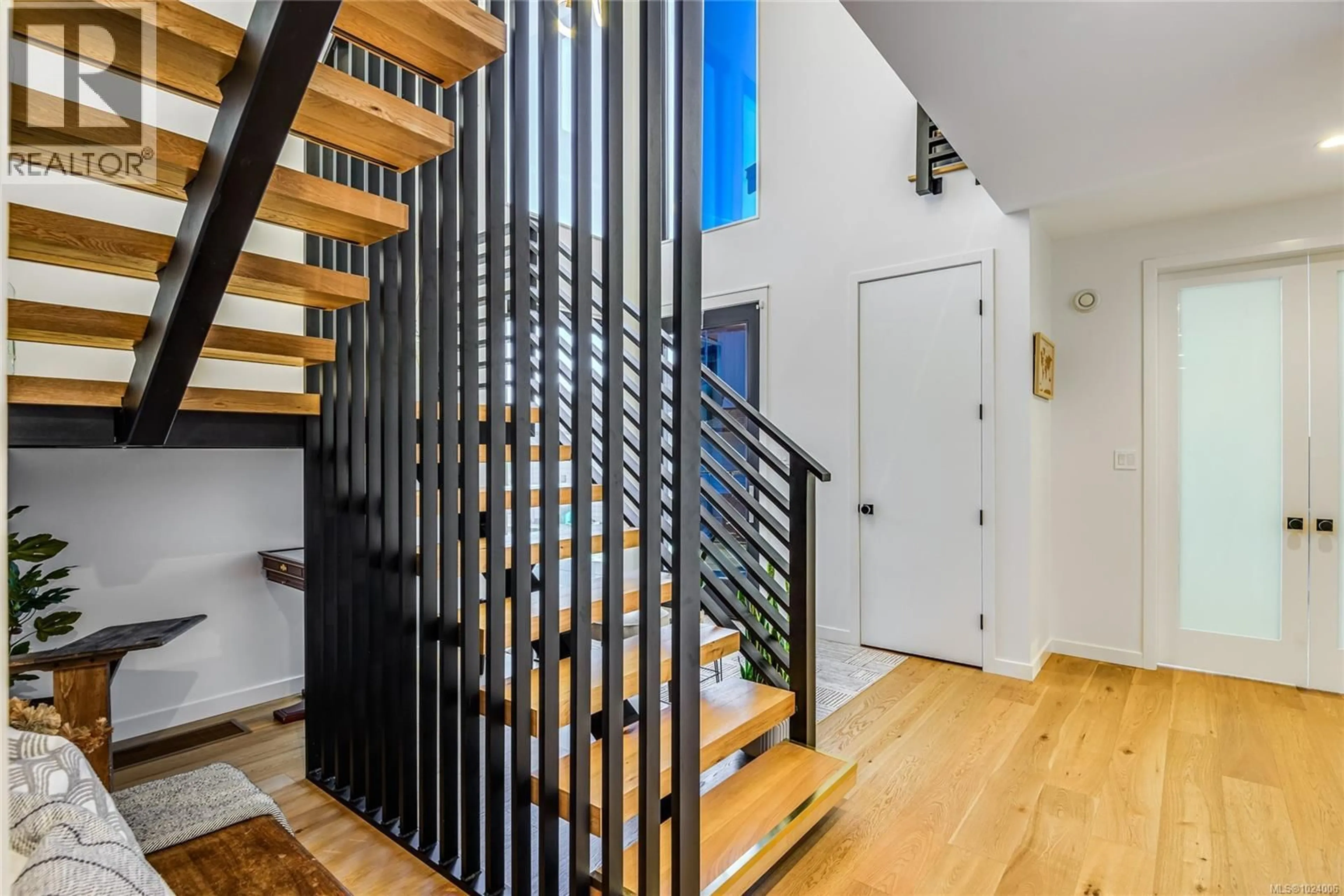 Stairs for 545 NEBRASKA PLACE, Campbell River British Columbia V9H0E3