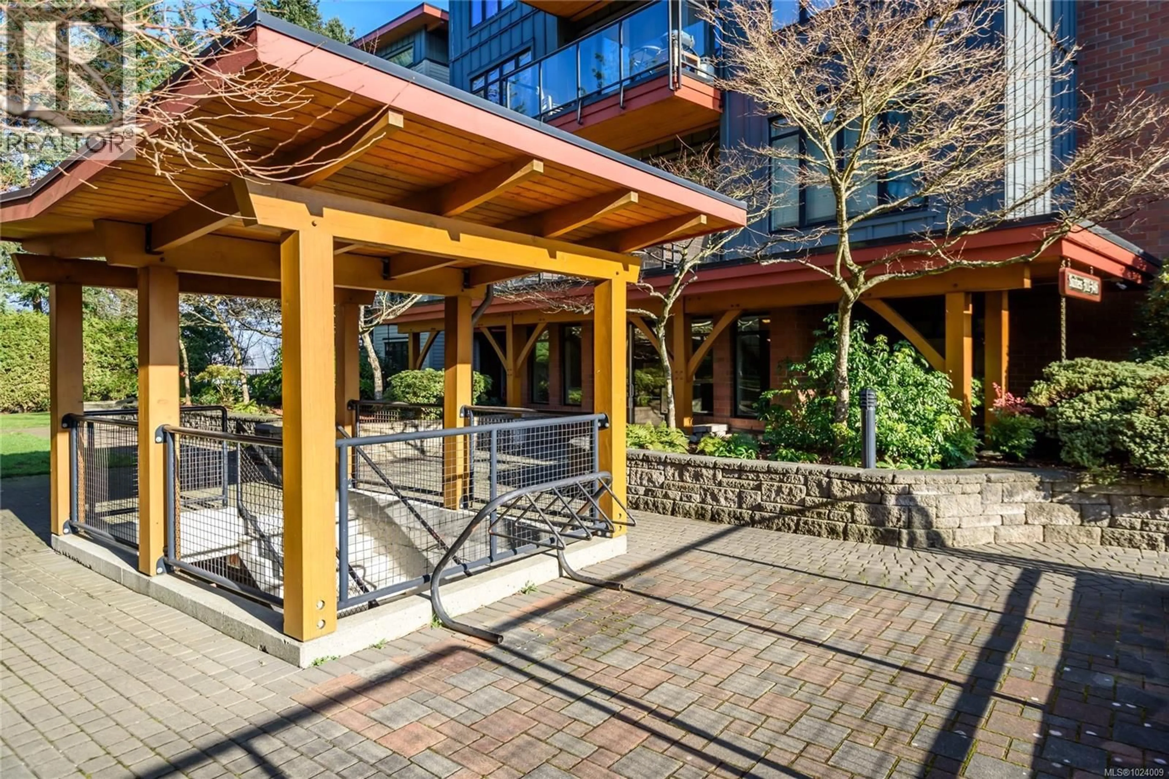 Patio, building for 332 - 2300 MANSFIELD DRIVE, Courtenay British Columbia V9N3S3