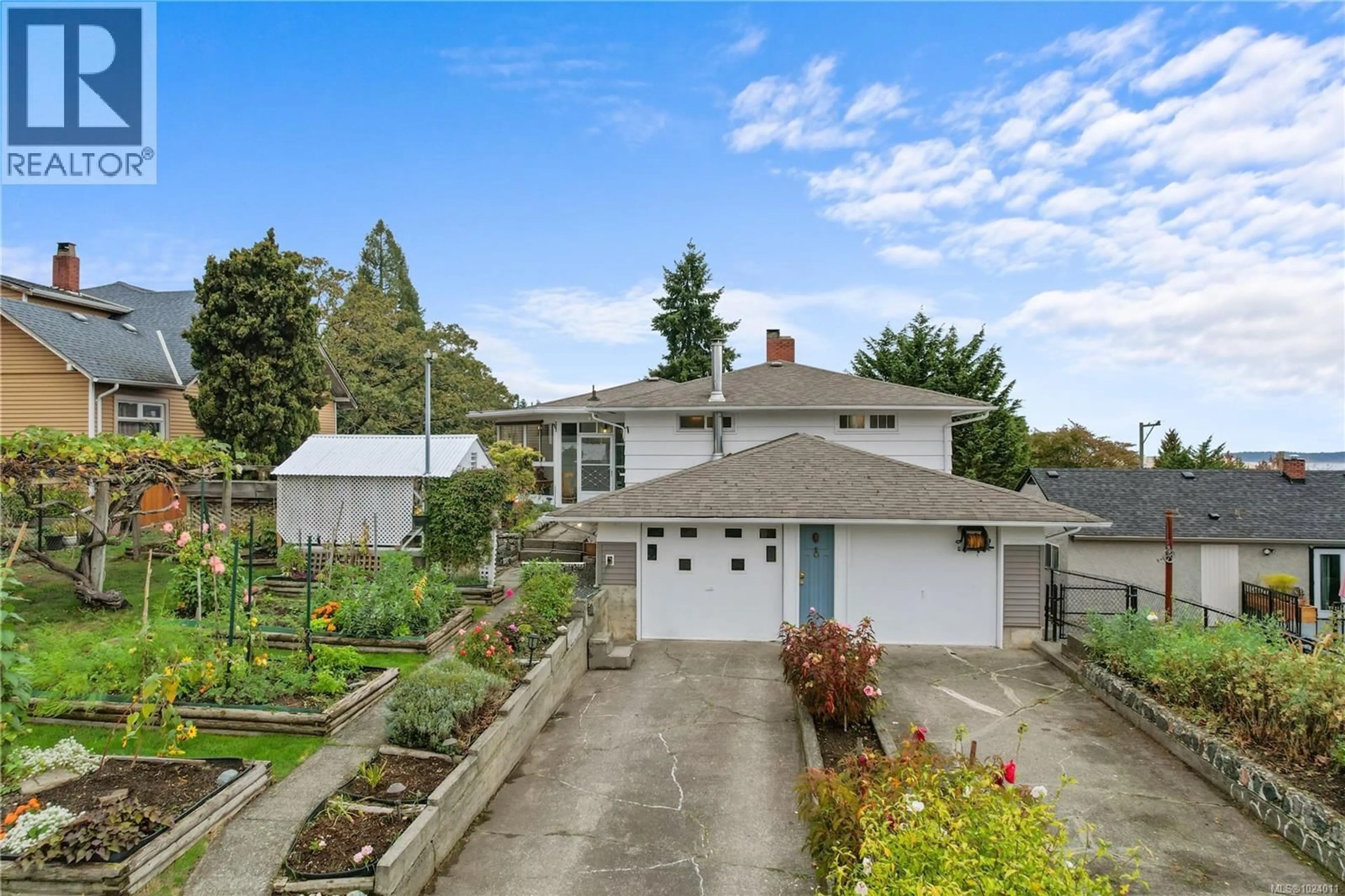 A pic from outside/outdoor area/front of a property/back of a property/a pic from drone, street for 609 MILTON STREET, Nanaimo British Columbia V9R2L4