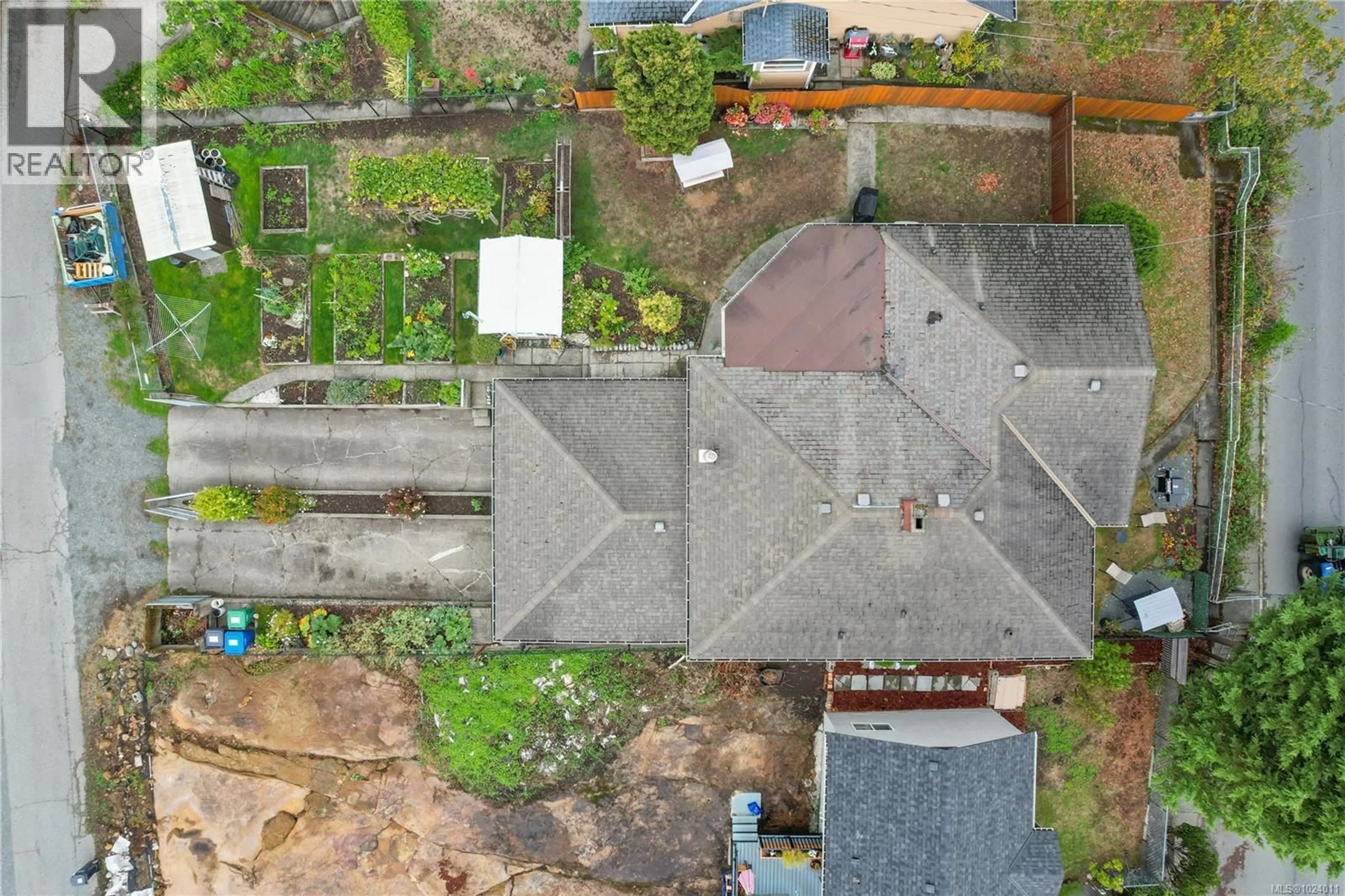 A pic from outside/outdoor area/front of a property/back of a property/a pic from drone, building for 609 MILTON STREET, Nanaimo British Columbia V9R2L4