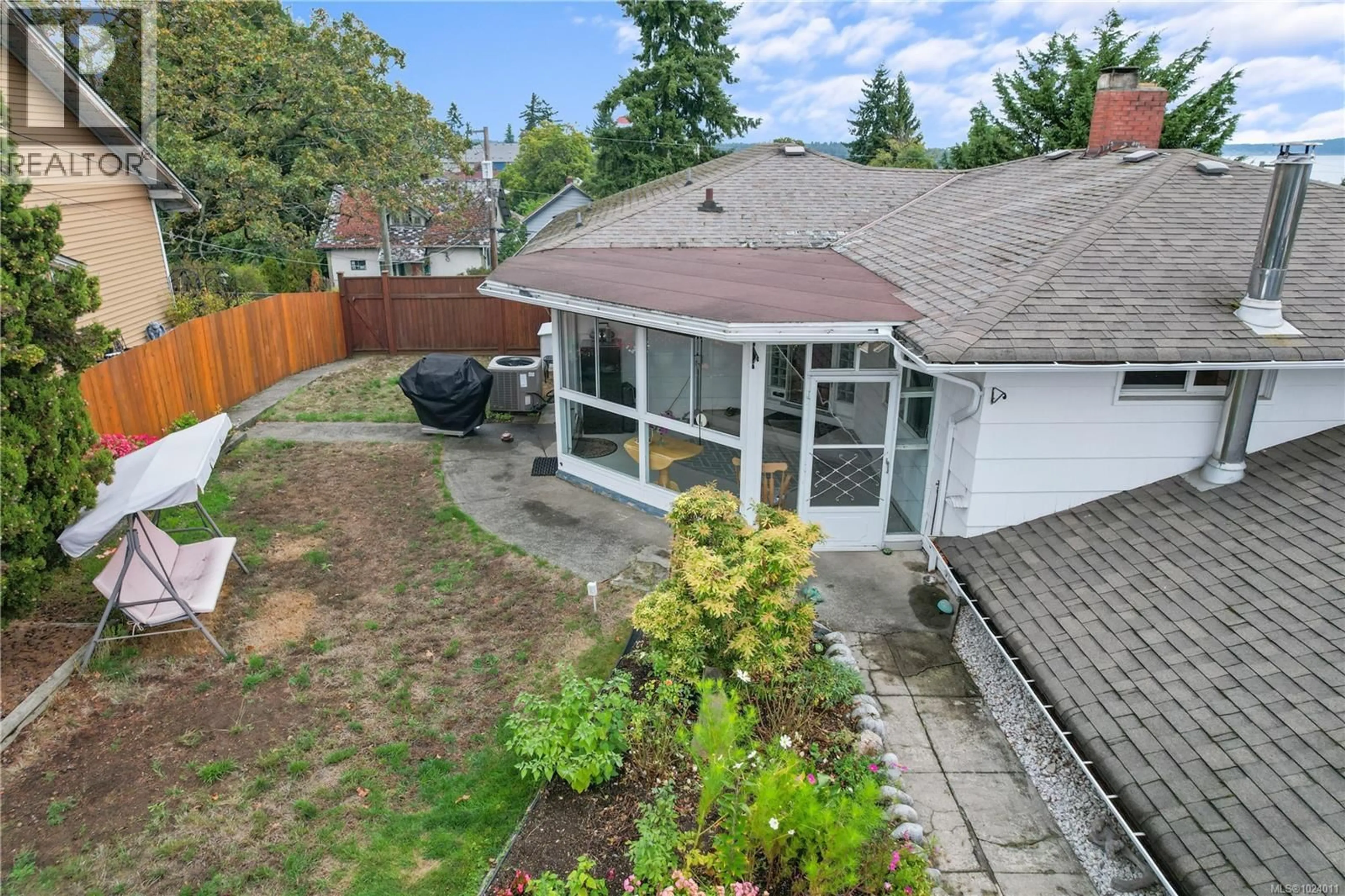 A pic from outside/outdoor area/front of a property/back of a property/a pic from drone, street for 609 MILTON STREET, Nanaimo British Columbia V9R2L4