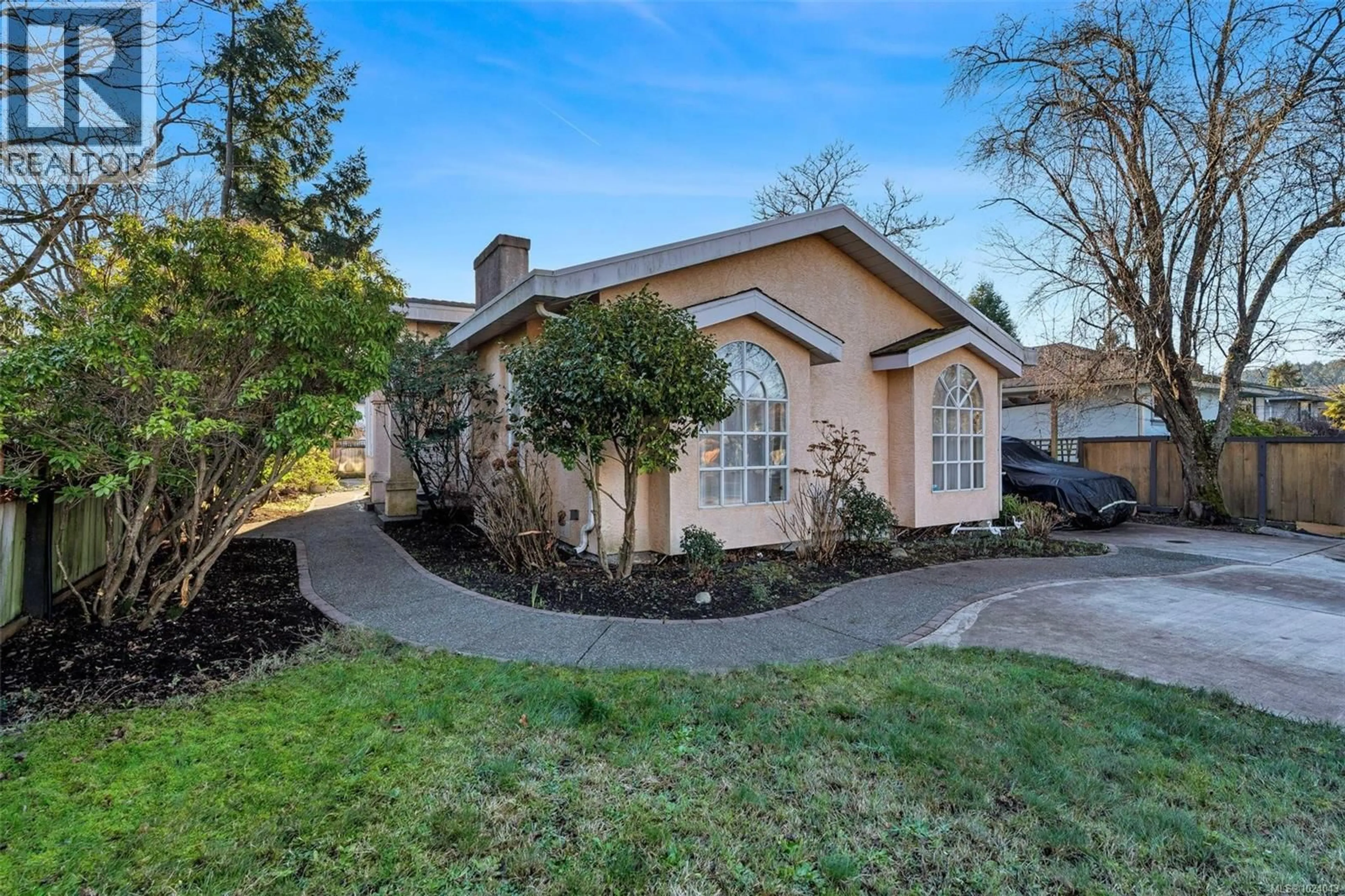 A pic from outside/outdoor area/front of a property/back of a property/a pic from drone, street for 4354 COLUMBIA DRIVE, Saanich British Columbia V8N3J2