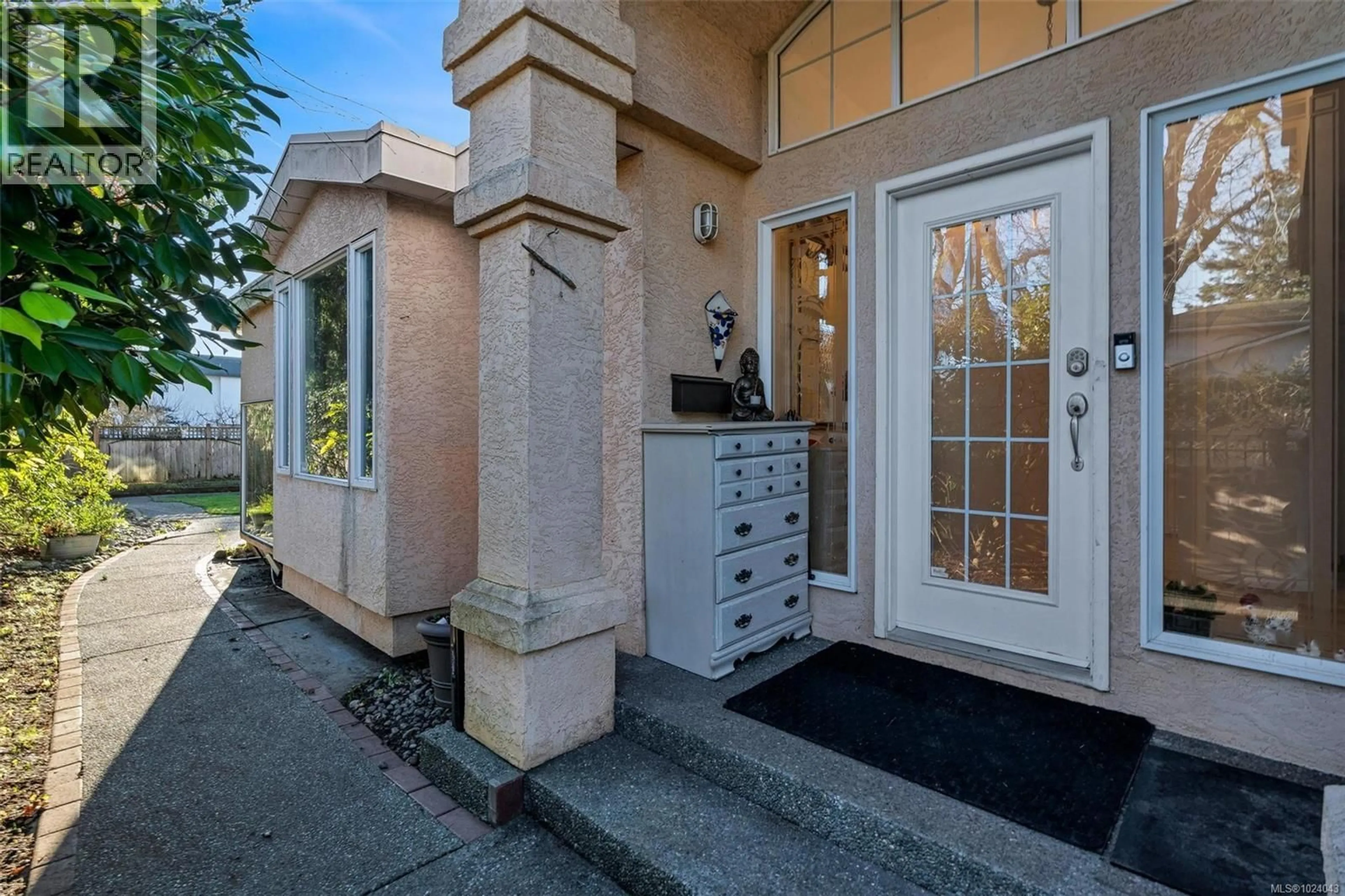 Indoor entryway for 4354 COLUMBIA DRIVE, Saanich British Columbia V8N3J2