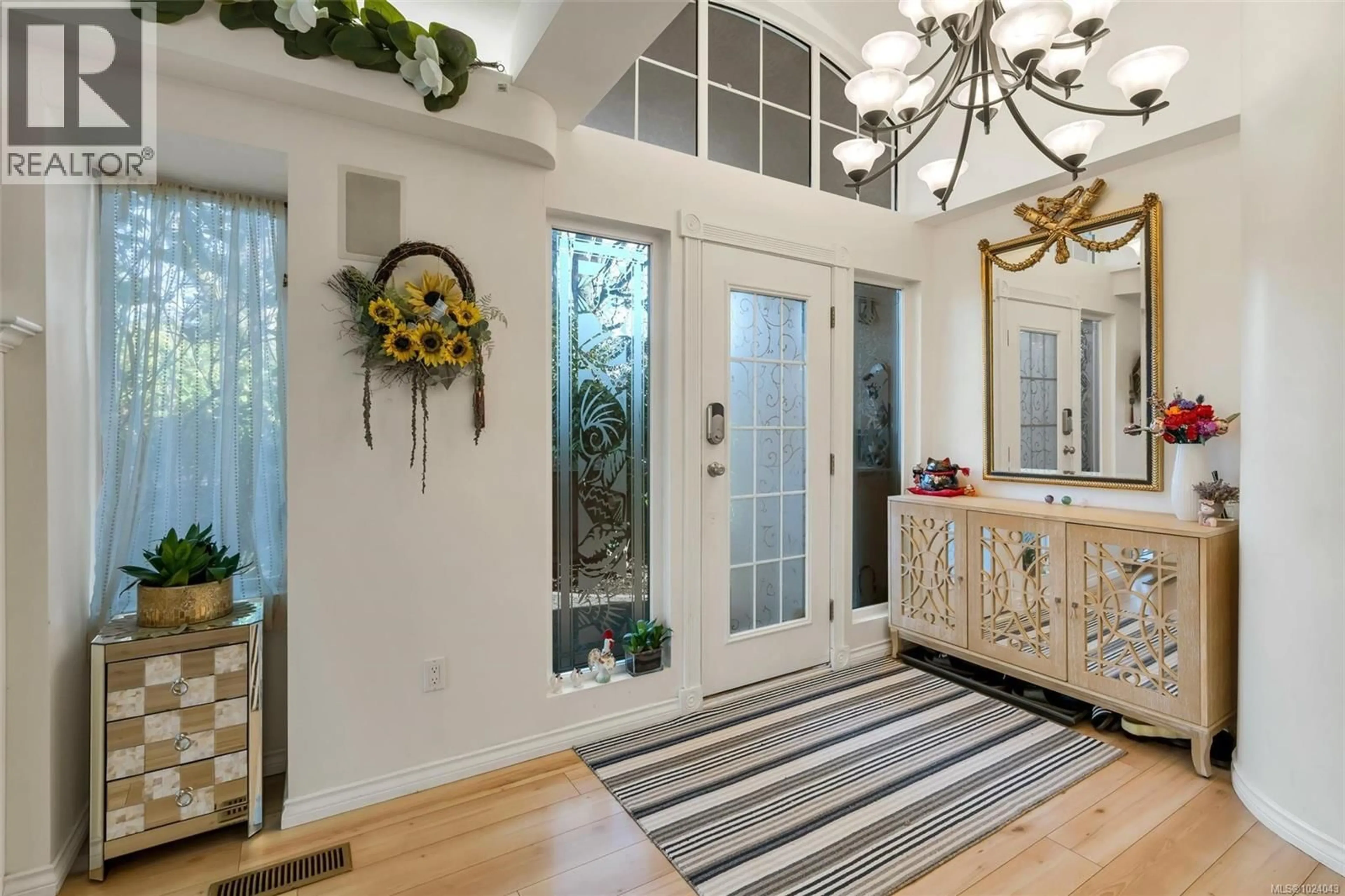 Indoor entryway for 4354 COLUMBIA DRIVE, Saanich British Columbia V8N3J2