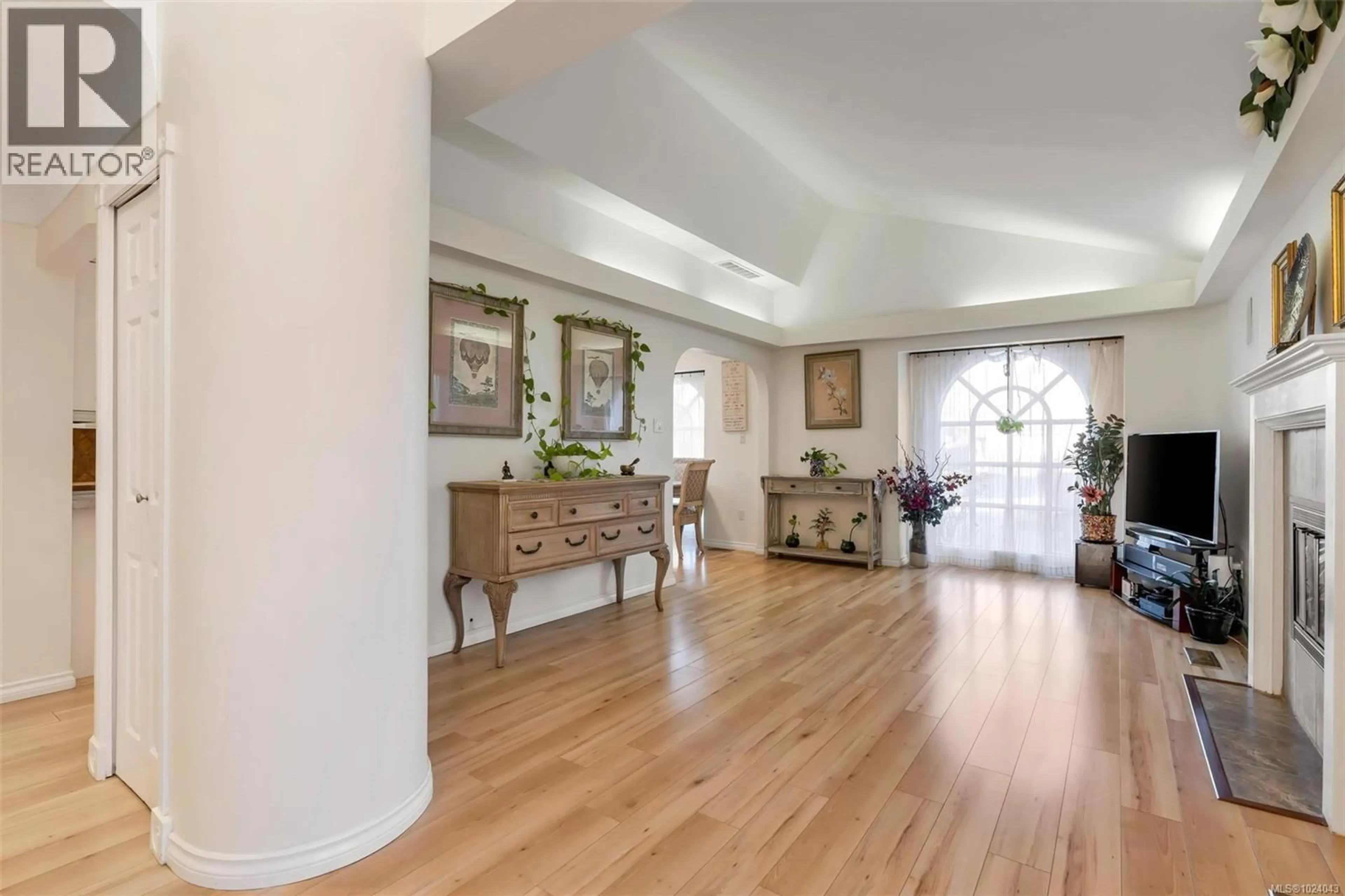 Indoor foyer for 4354 COLUMBIA DRIVE, Saanich British Columbia V8N3J2