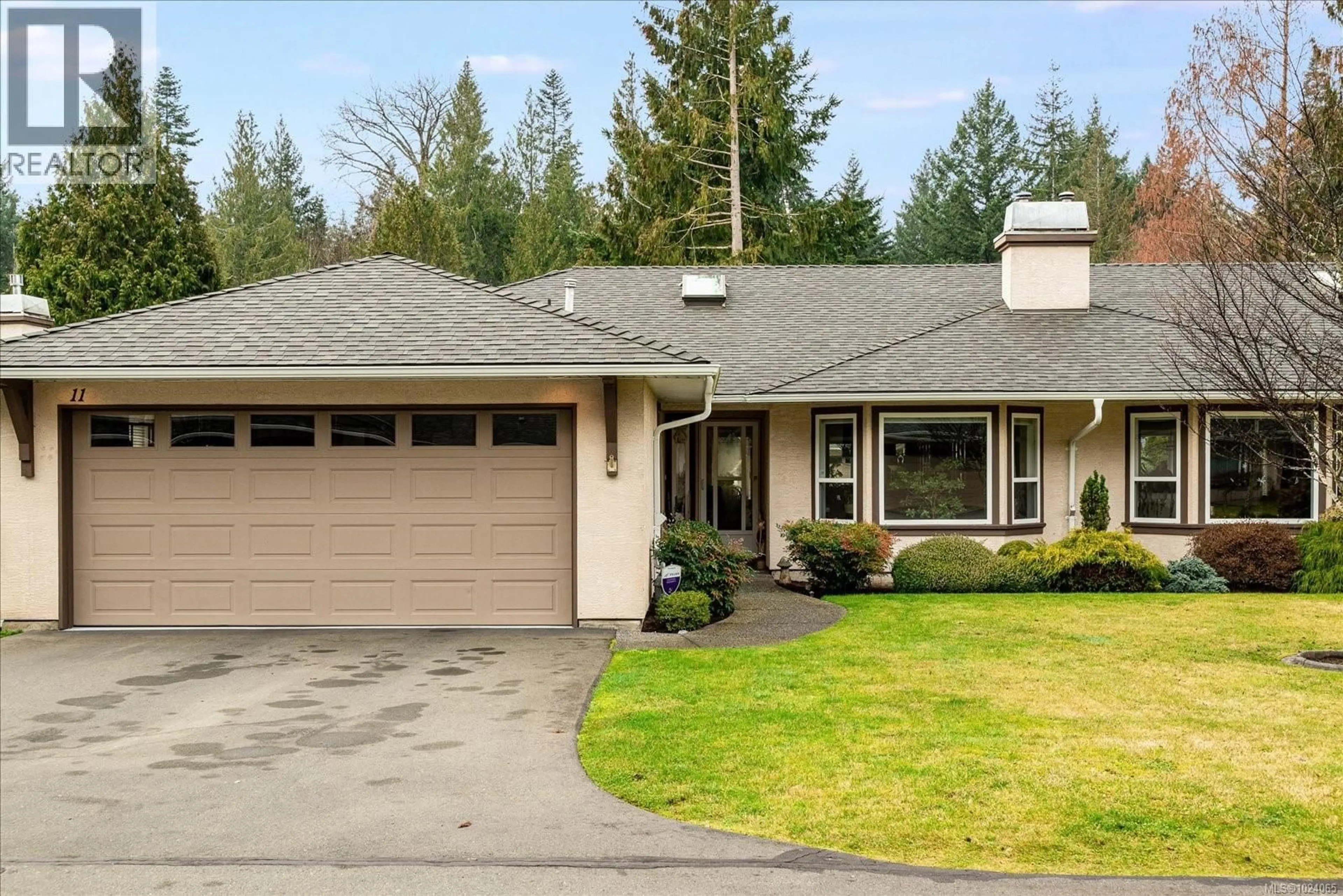 Home with vinyl exterior material, street for 11 - 820 CHESTNUT STREET, Qualicum Beach British Columbia V9K2M6