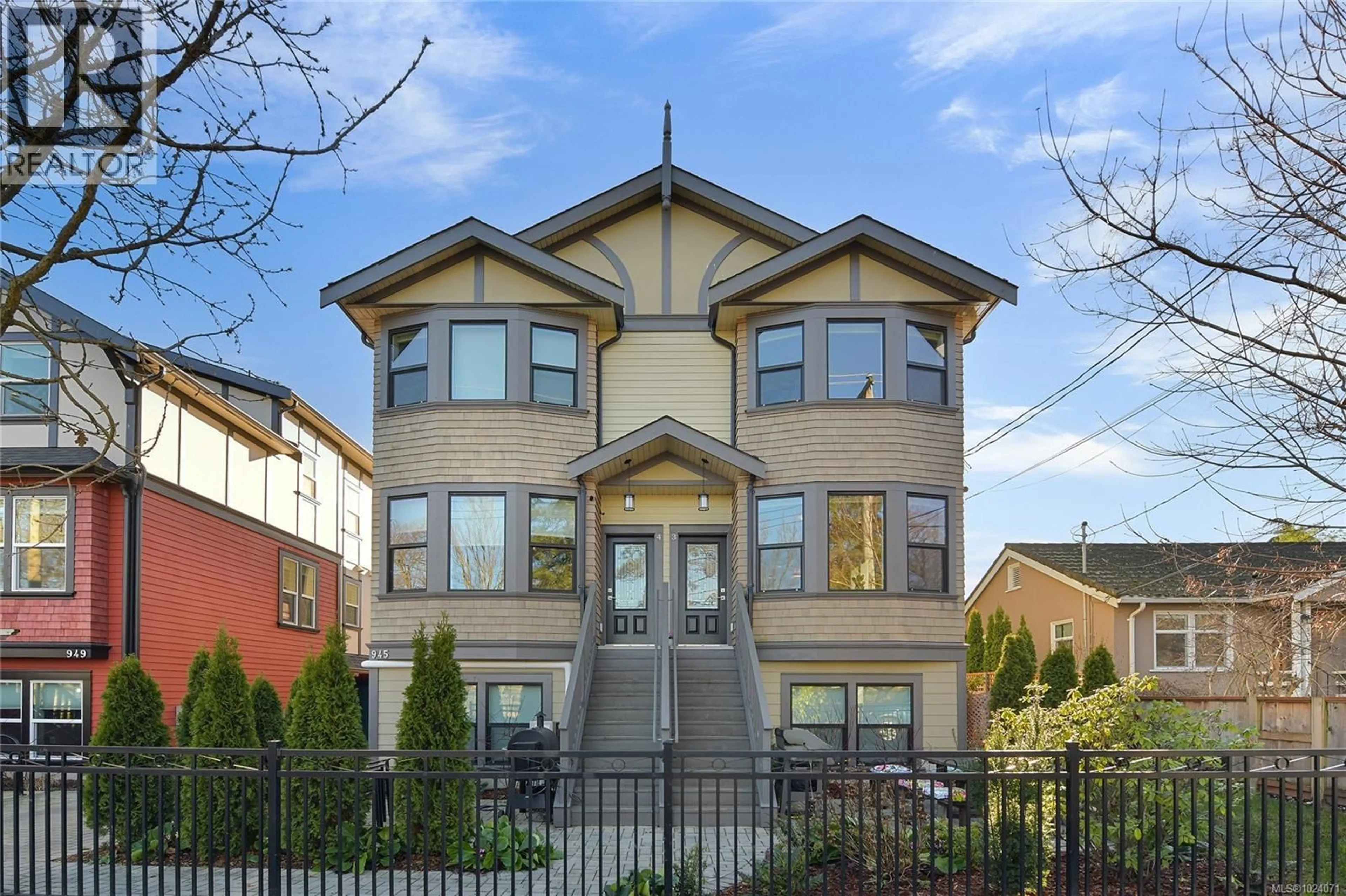 Home with brick exterior material, street for 3 - 945 PEMBROKE STREET, Victoria British Columbia V8T1J1