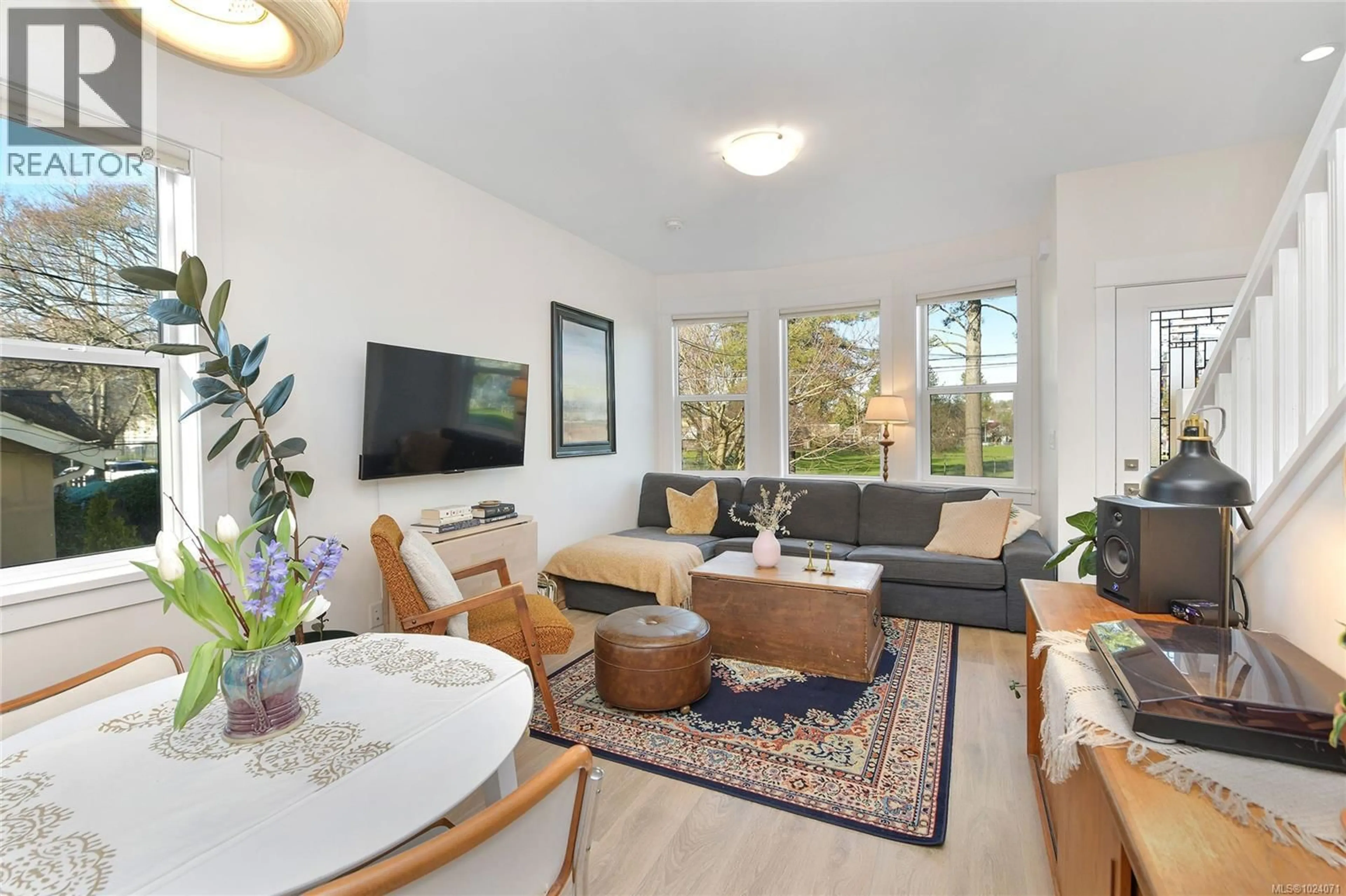 Living room with furniture, wood/laminate floor for 3 - 945 PEMBROKE STREET, Victoria British Columbia V8T1J1