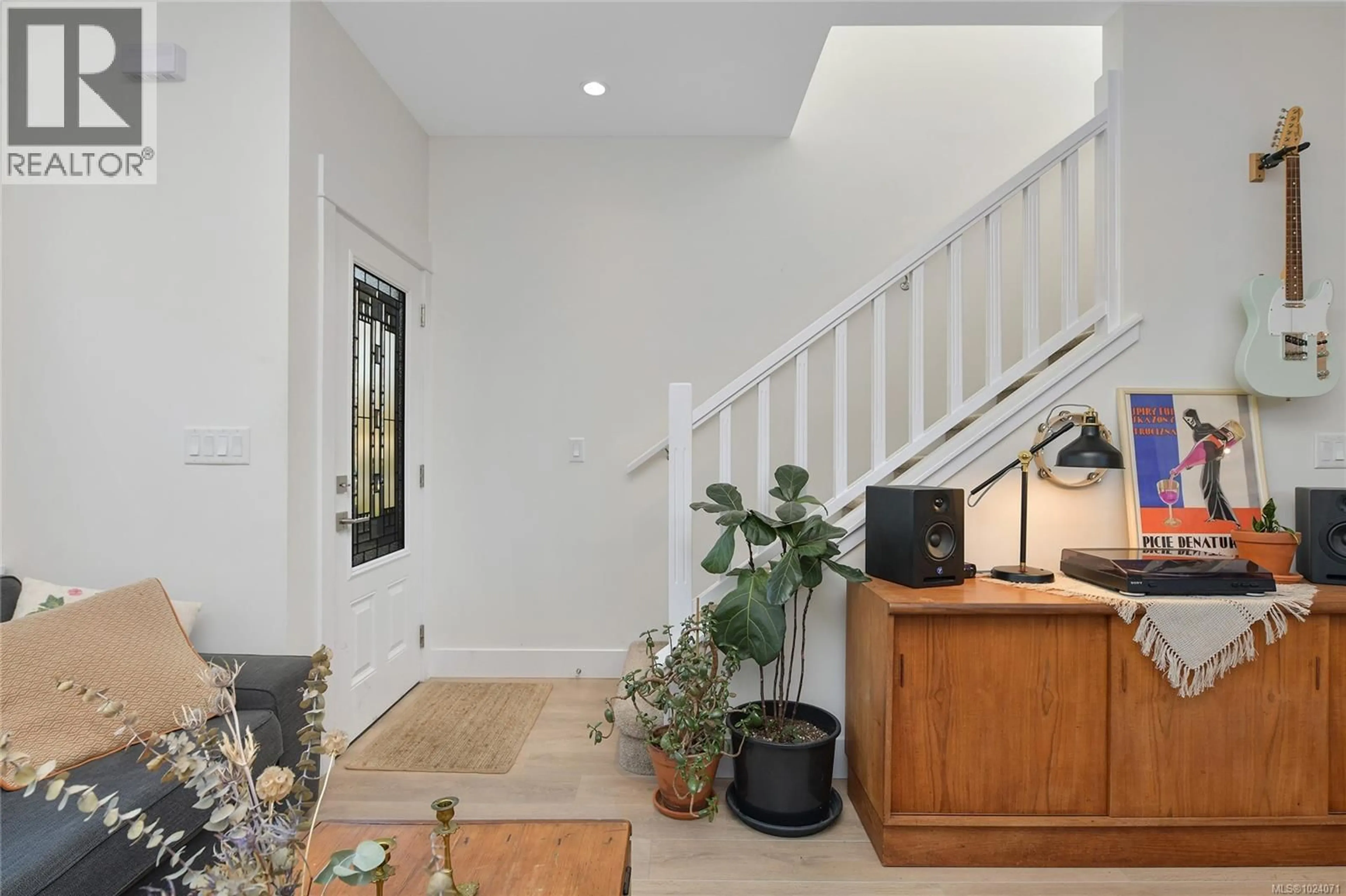 Indoor entryway for 3 - 945 PEMBROKE STREET, Victoria British Columbia V8T1J1