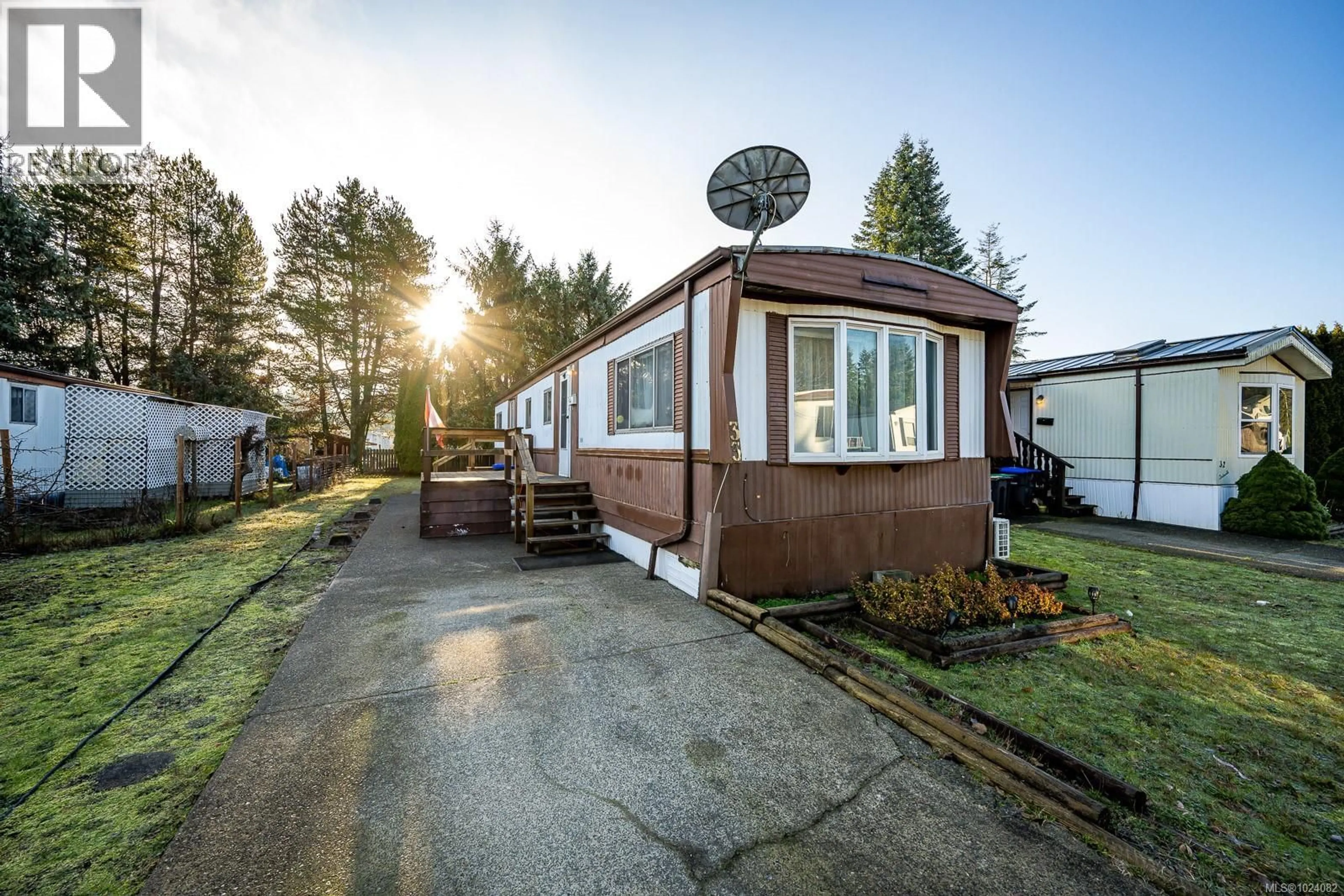 Home with vinyl exterior material, unknown for 33 - 390 COWICHAN AVENUE, Courtenay British Columbia V9N7T4