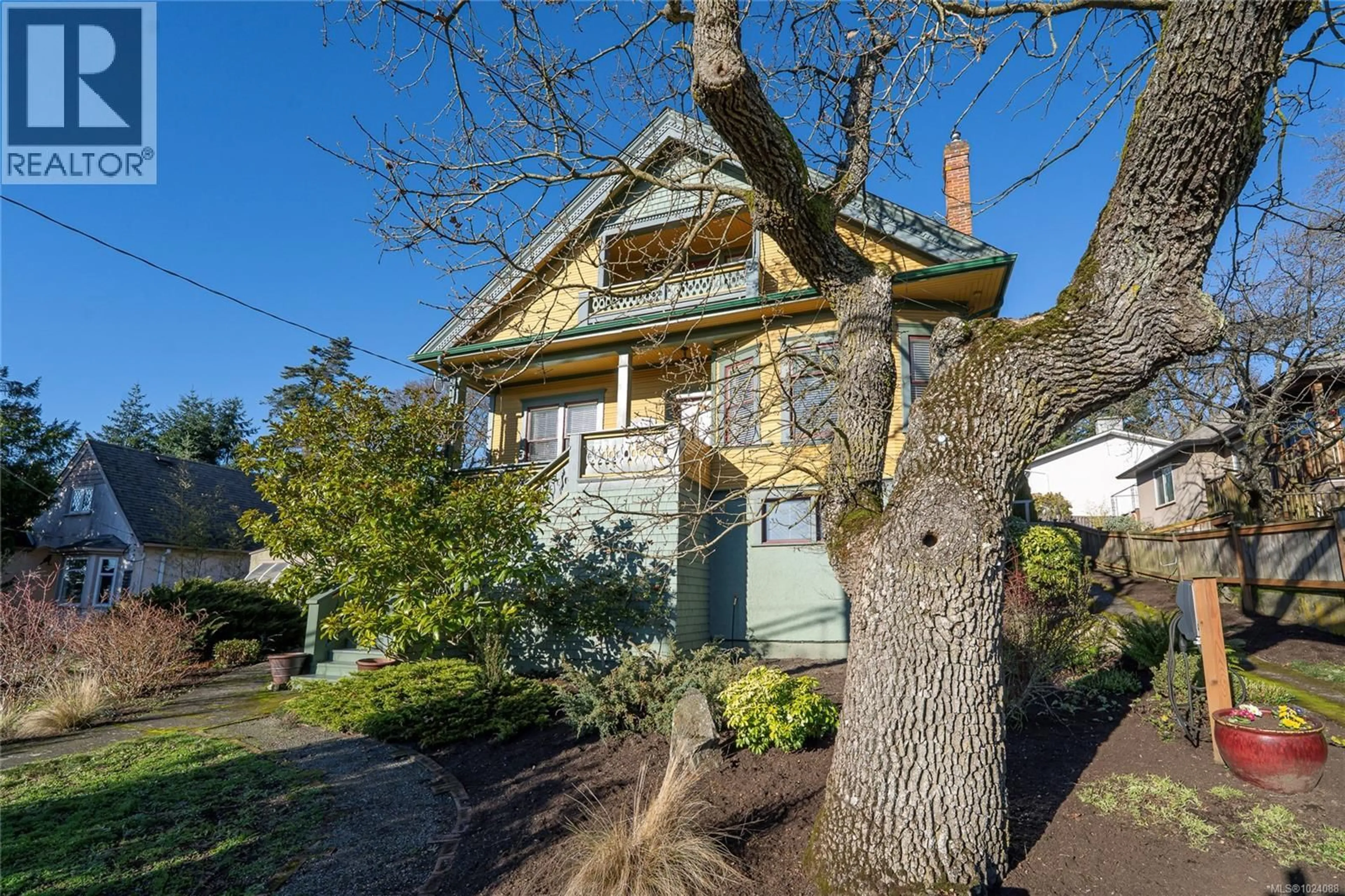 A pic from outside/outdoor area/front of a property/back of a property/a pic from drone, street for 1270 VISTA HEIGHTS, Victoria British Columbia V8T2H8