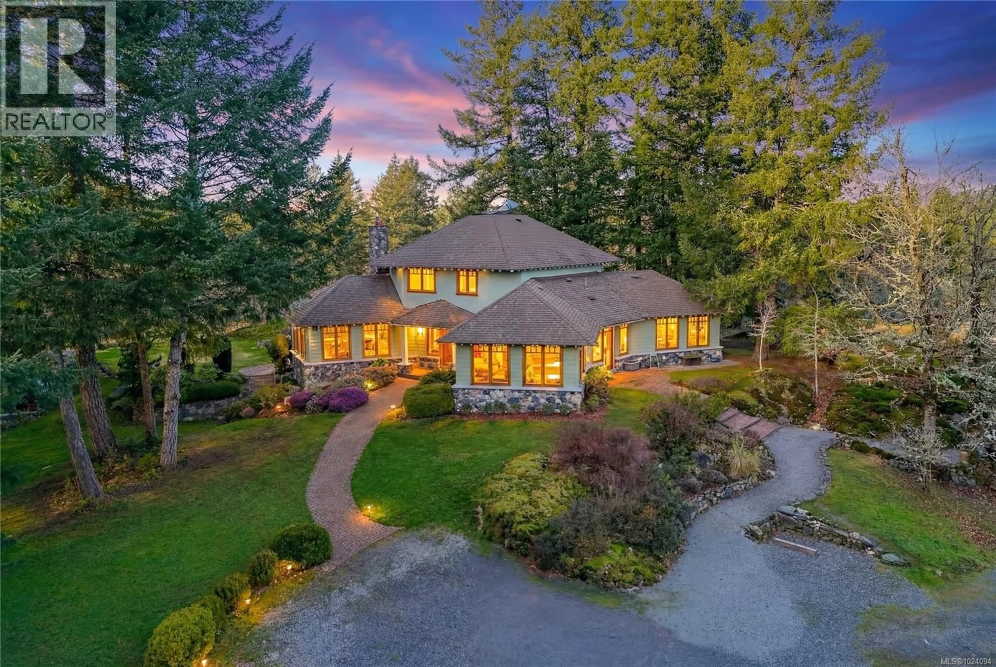 A pic from outside/outdoor area/front of a property/back of a property/a pic from drone, unknown for 240 VIADUCT AVENUE WEST, Saanich British Columbia V9E2B6